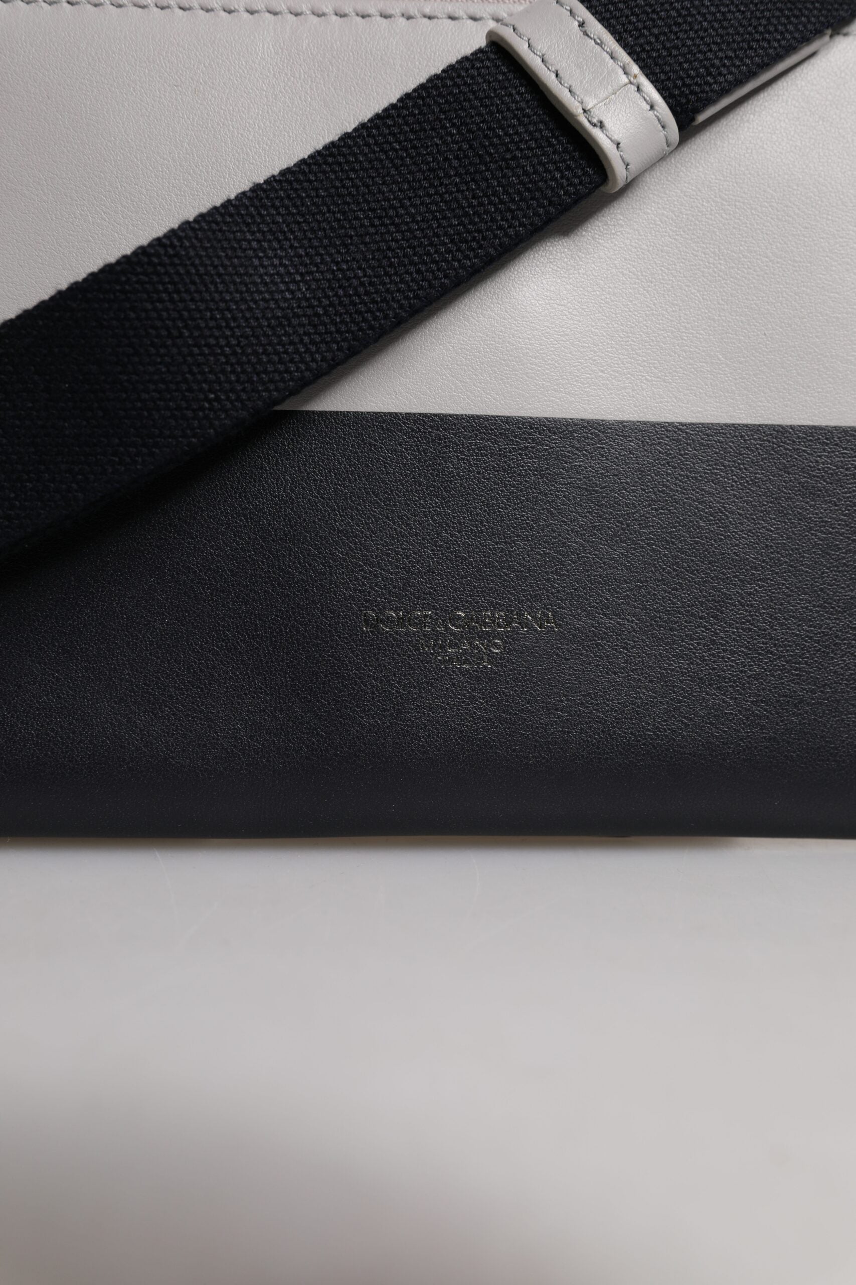 Černobílá kožená crossbody kabelka s reliéfním logem