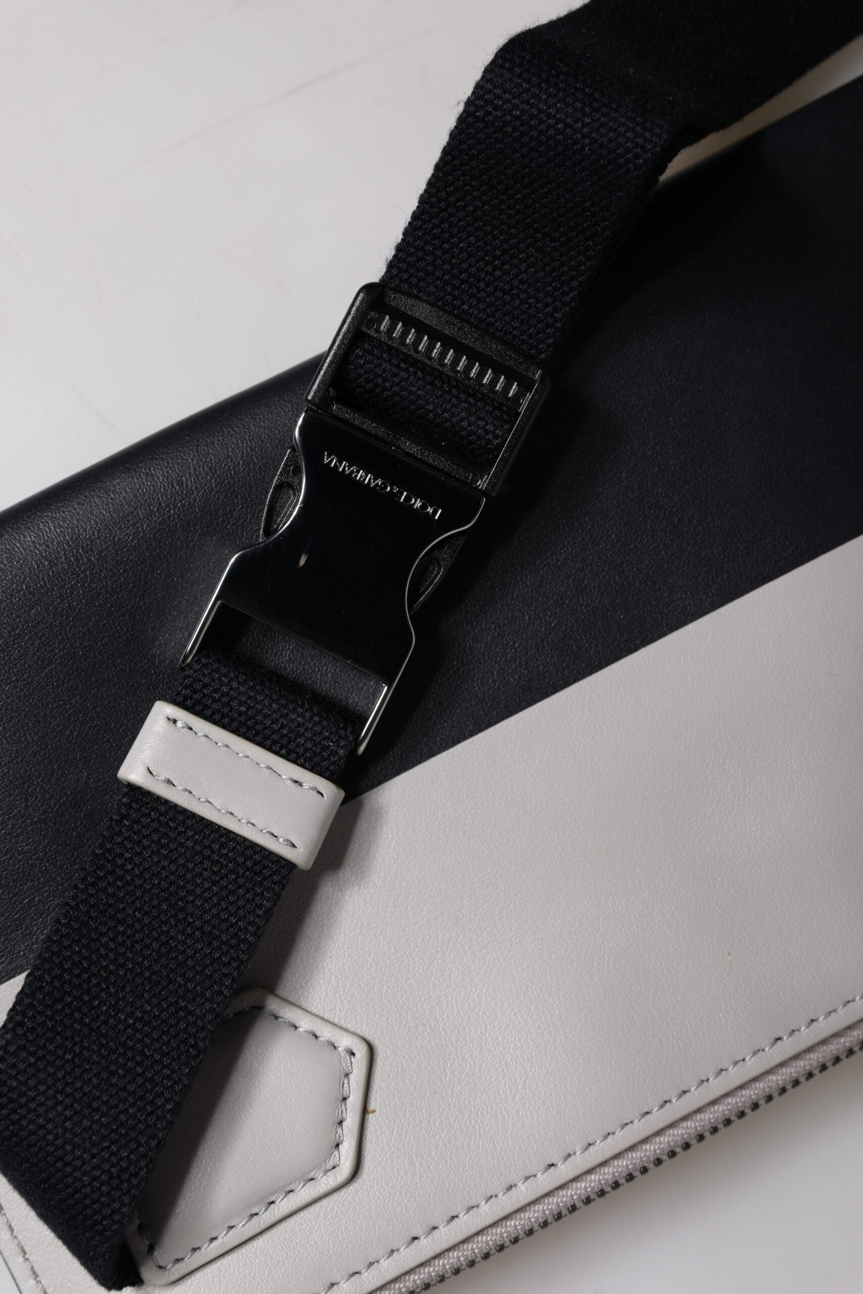 Černobílá kožená crossbody kabelka s reliéfním logem