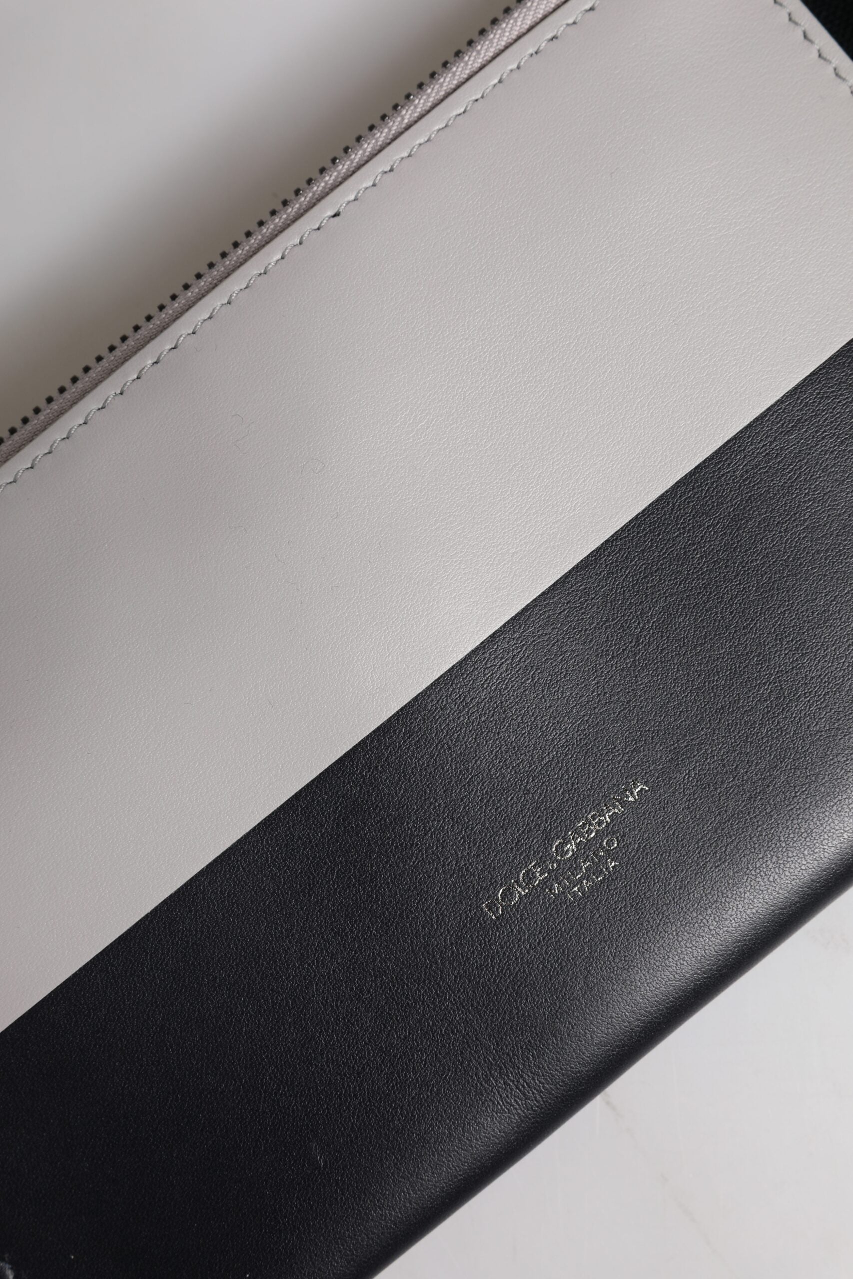 Černobílá kožená crossbody kabelka s reliéfním logem