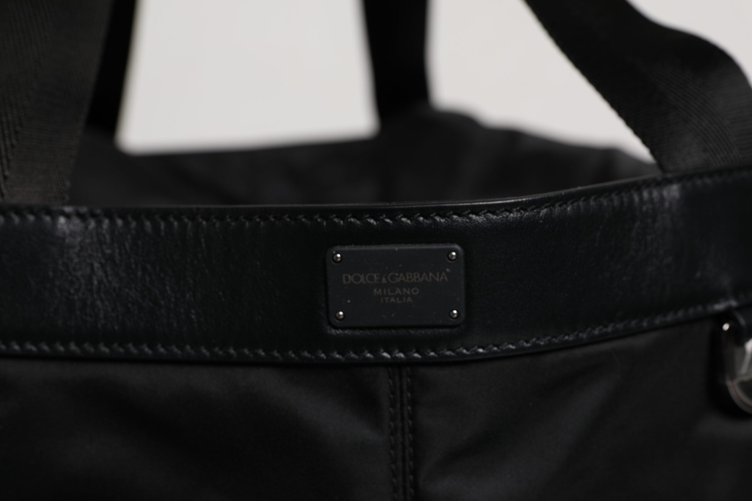 Černá nylonová bílá taška přes rameno s ikonickým logem