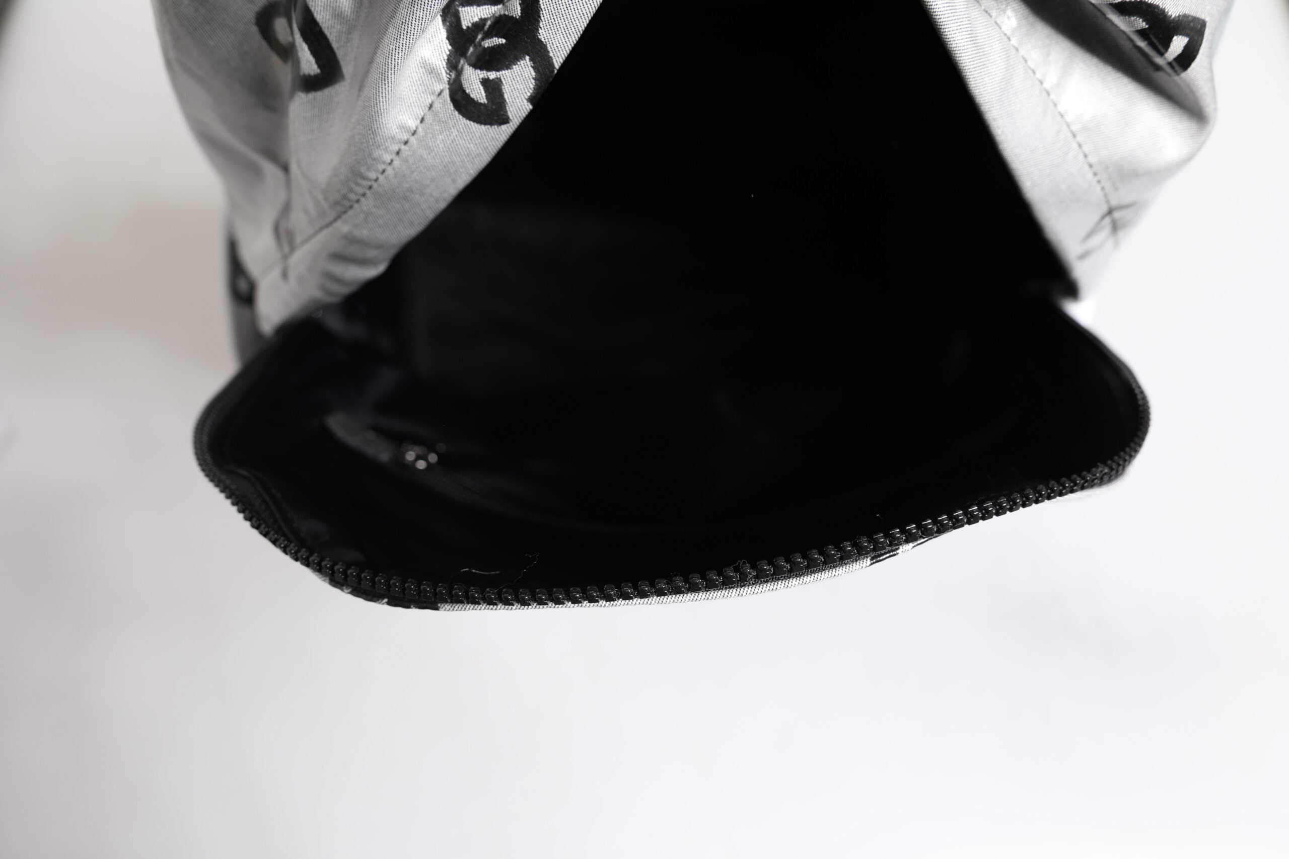 Polyesterový šedočerný batoh s logem DG