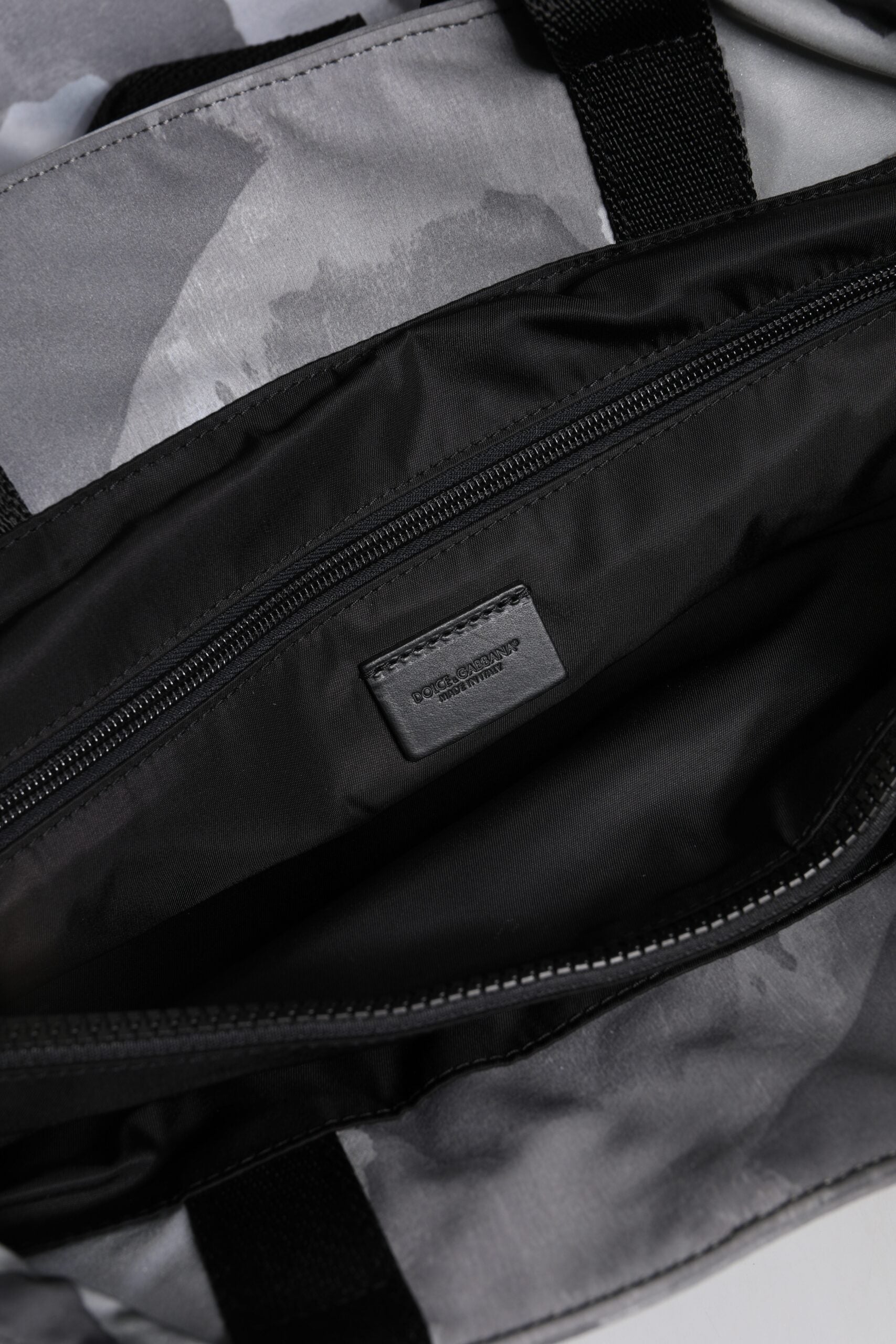 Černá maskáčová taška s logem a popruhem přes rameno