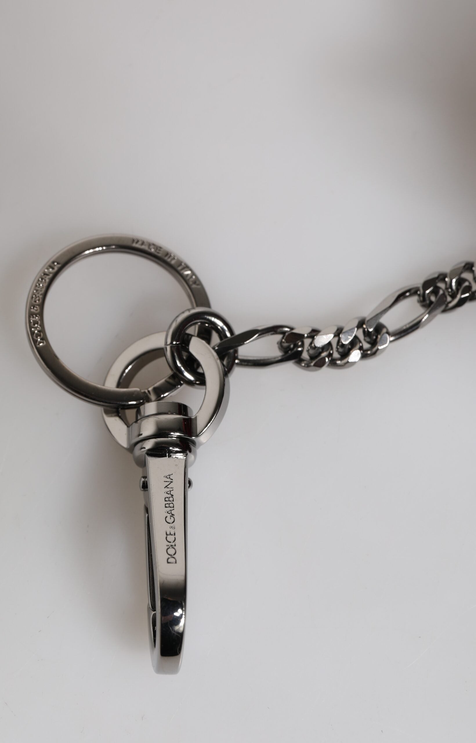 Červeno-černý polyesterový přívěsek na klíče se siluetou zvířete