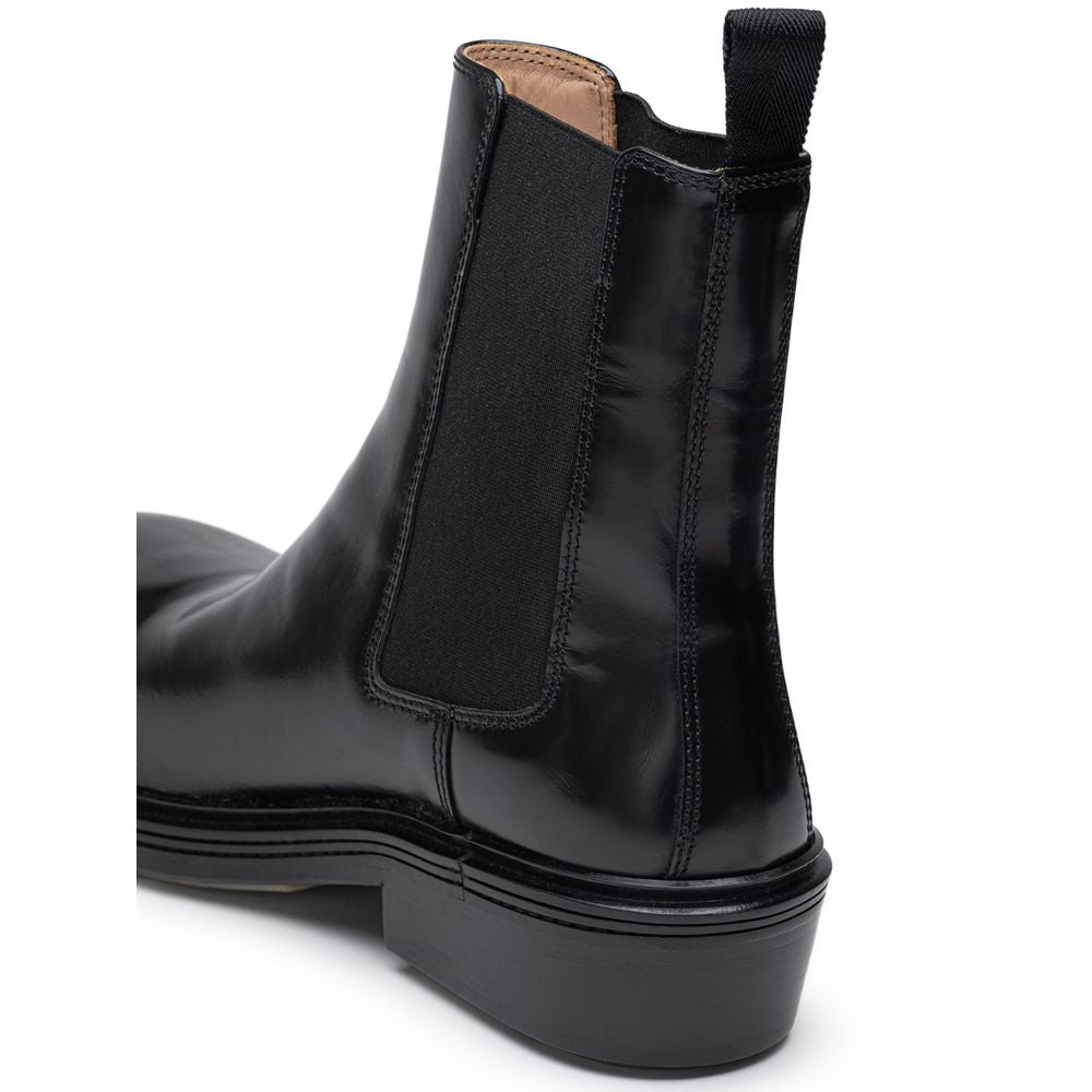 Černá kožená bota