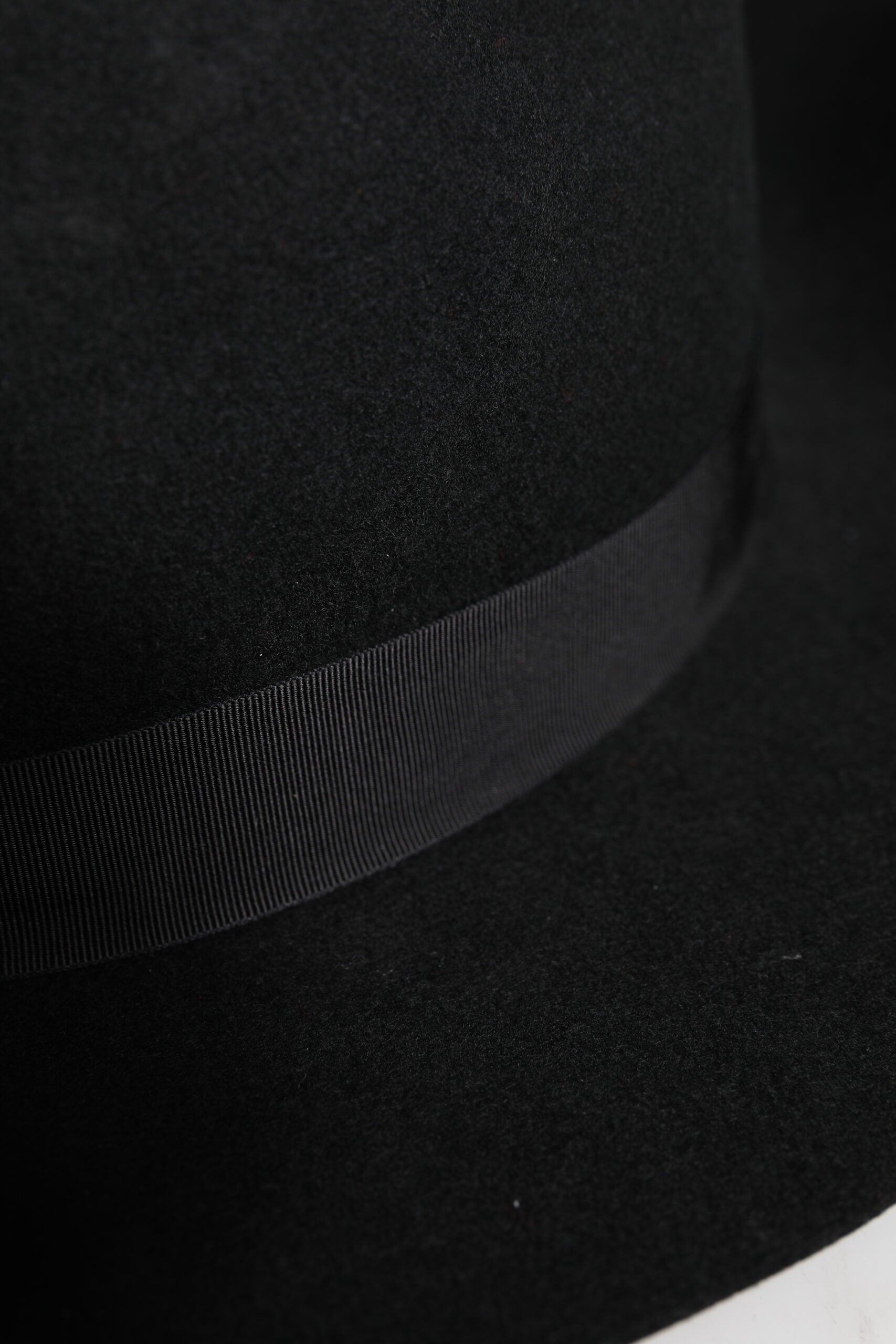 Černý klobouk Fedora s širokou krempou
