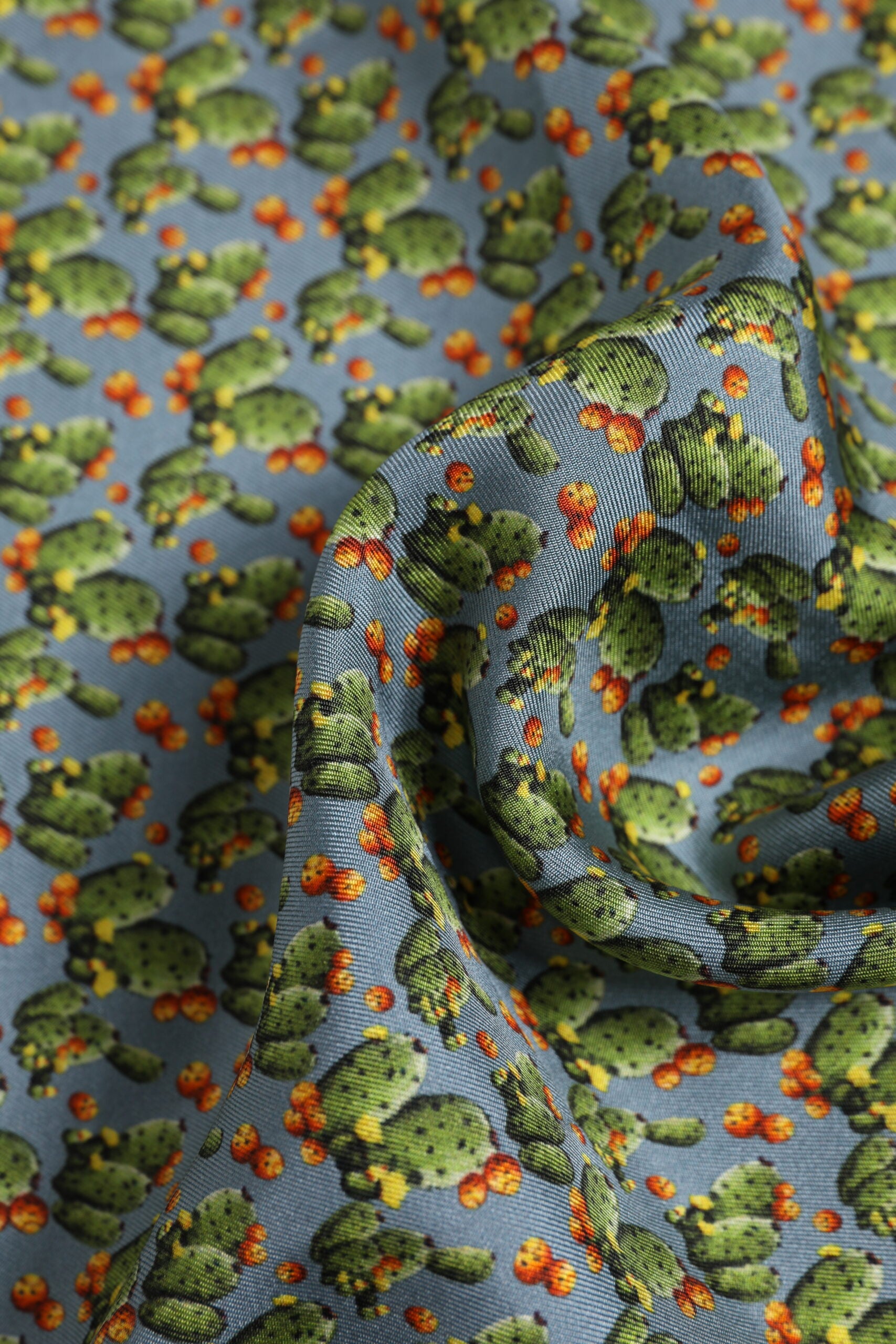 Šedozelený čtvercový šátek s potiskem kaktusů