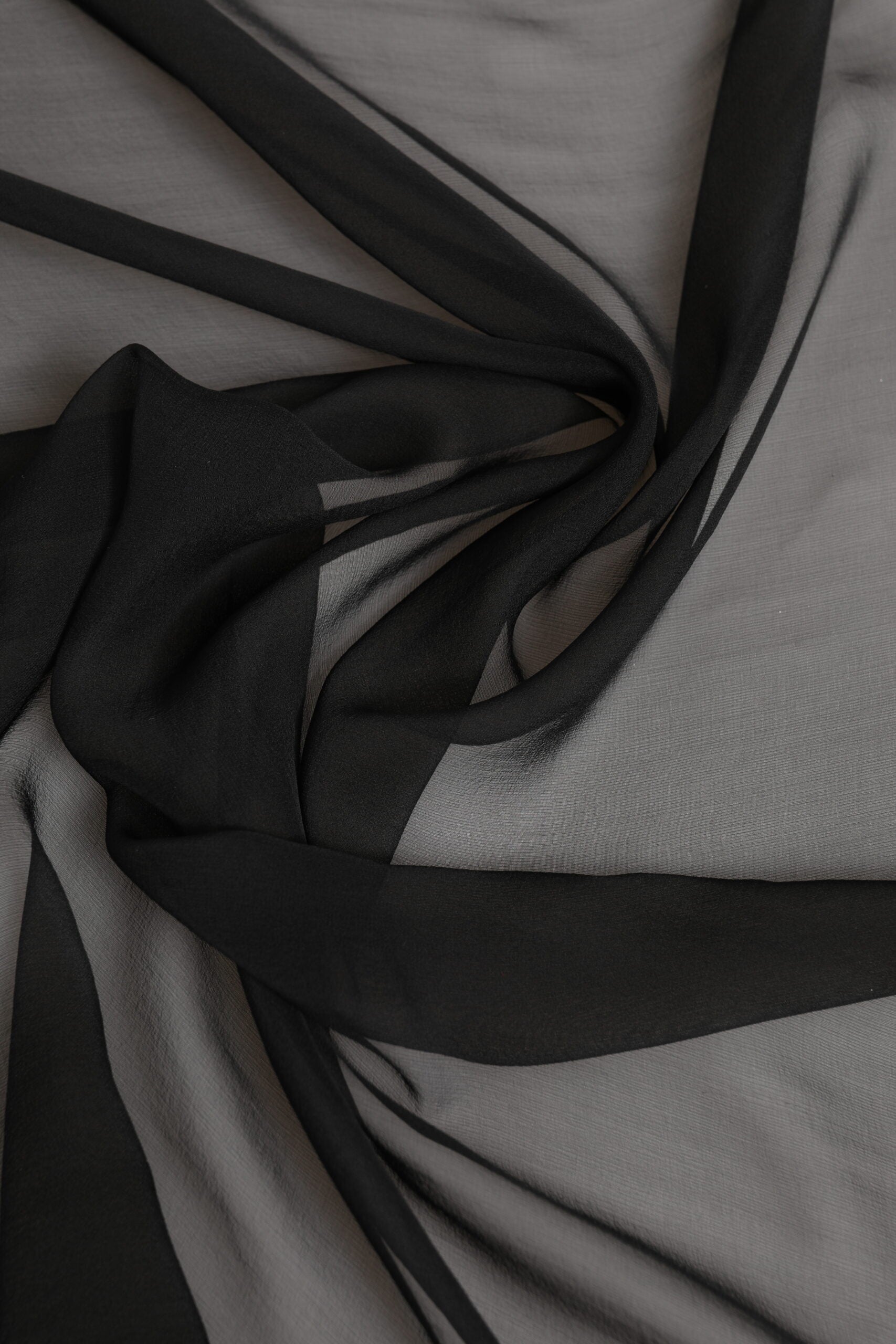 Dámský šedočerný hedvábný čtvercový šátek Foulard