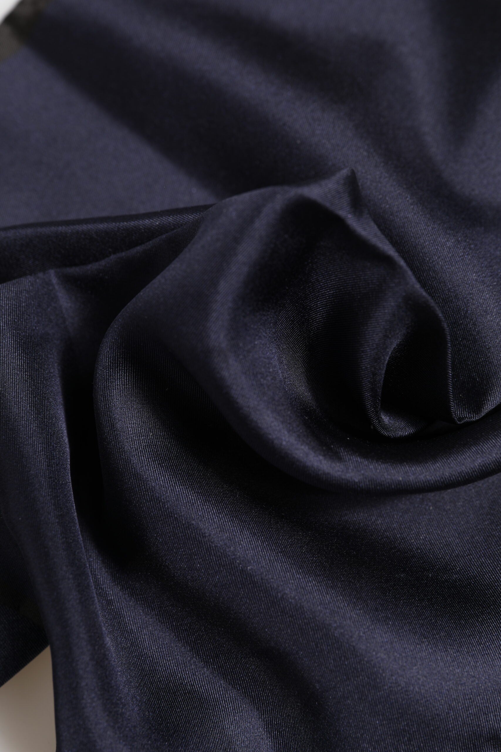 Pánský šátek DG Crown s hedvábným čtvercovým vzorem v modré barvě