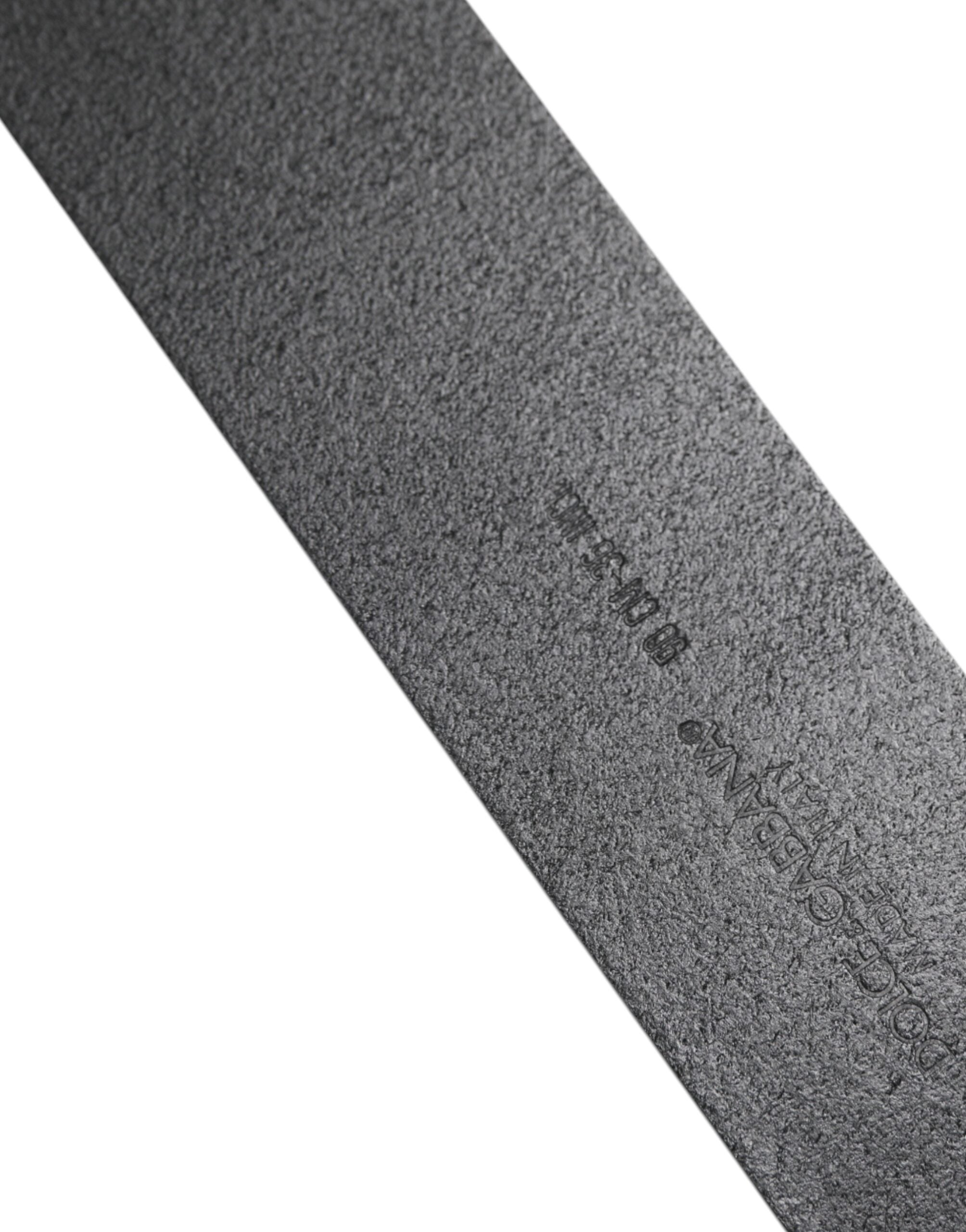 Černý kožený klasický opasek s kovovou přezkou