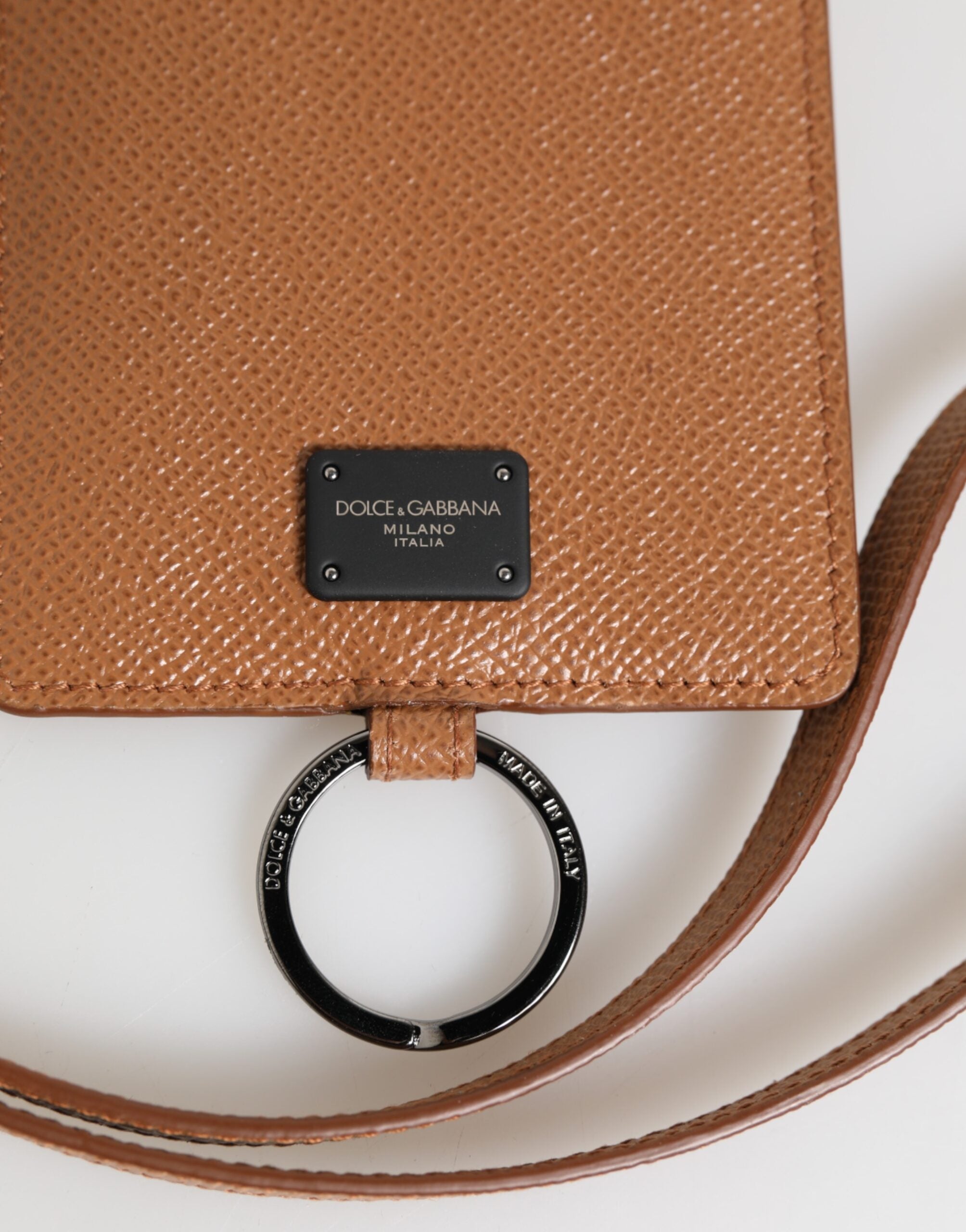 Pánská peněženka s tmavě hnědým koženým pouzdrem na karty s logem na šňůrku