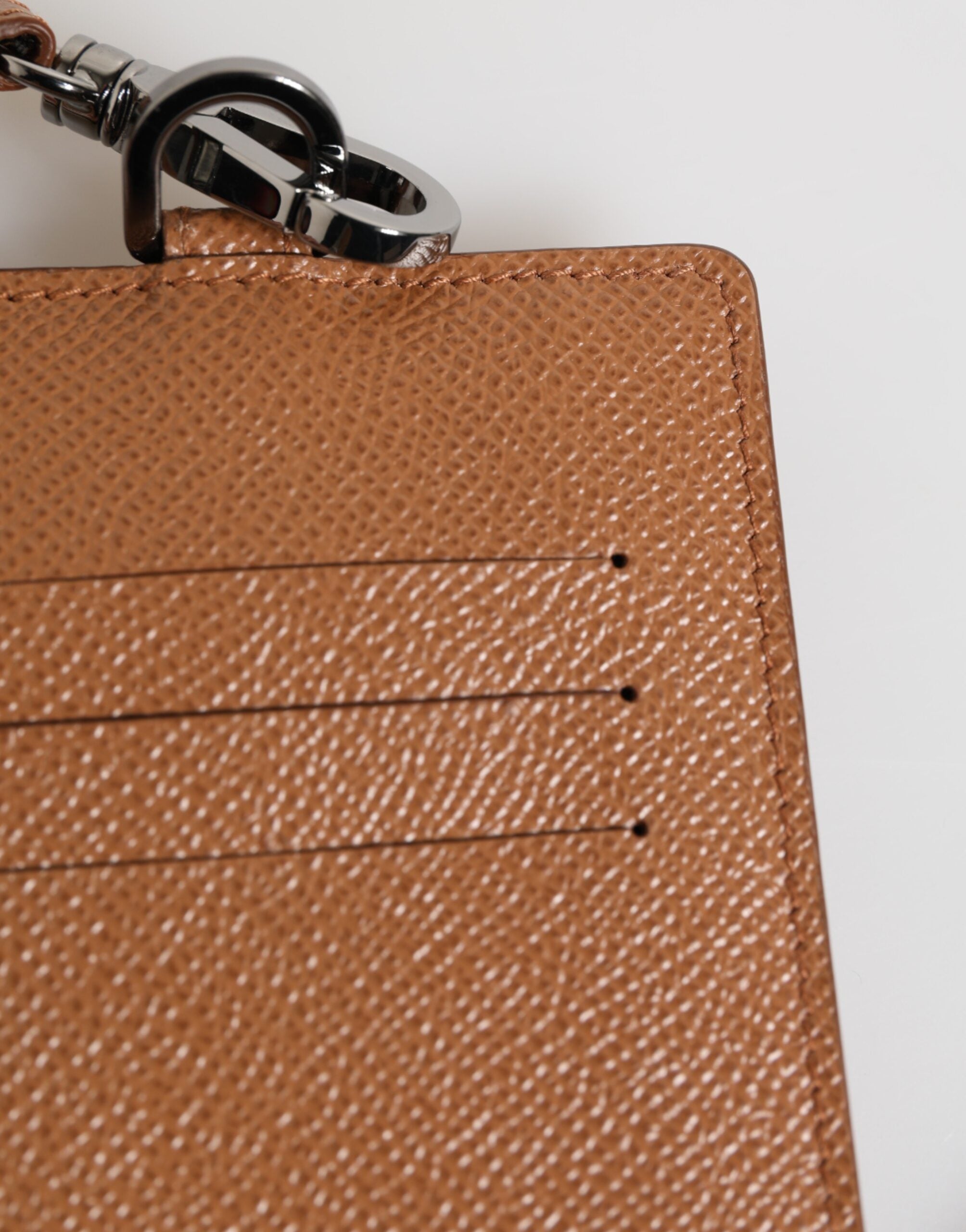 Pánská peněženka s tmavě hnědým koženým pouzdrem na karty s logem na šňůrku