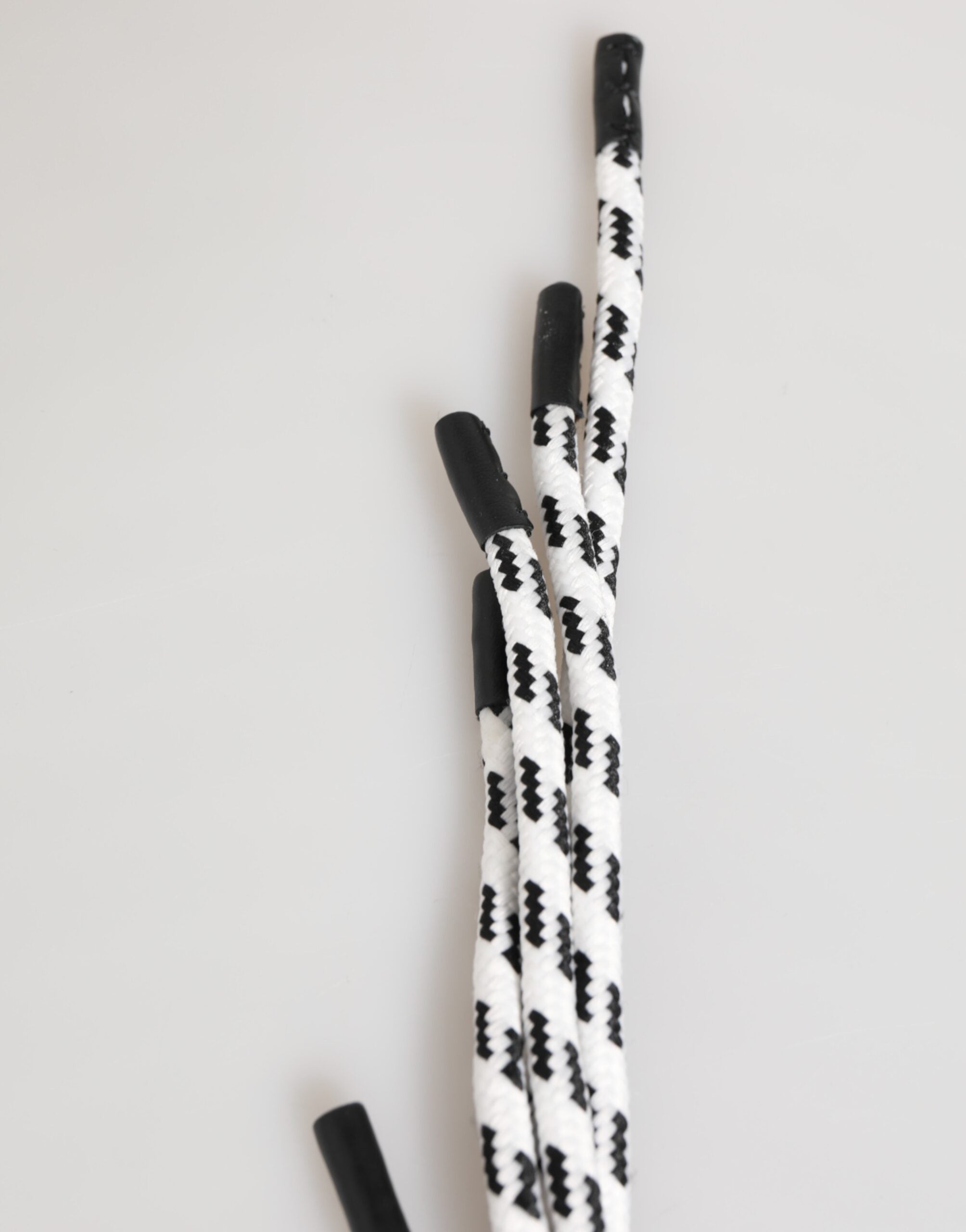 Vícebarevná polyesterová páska s logem DG - přívěsek na klíče