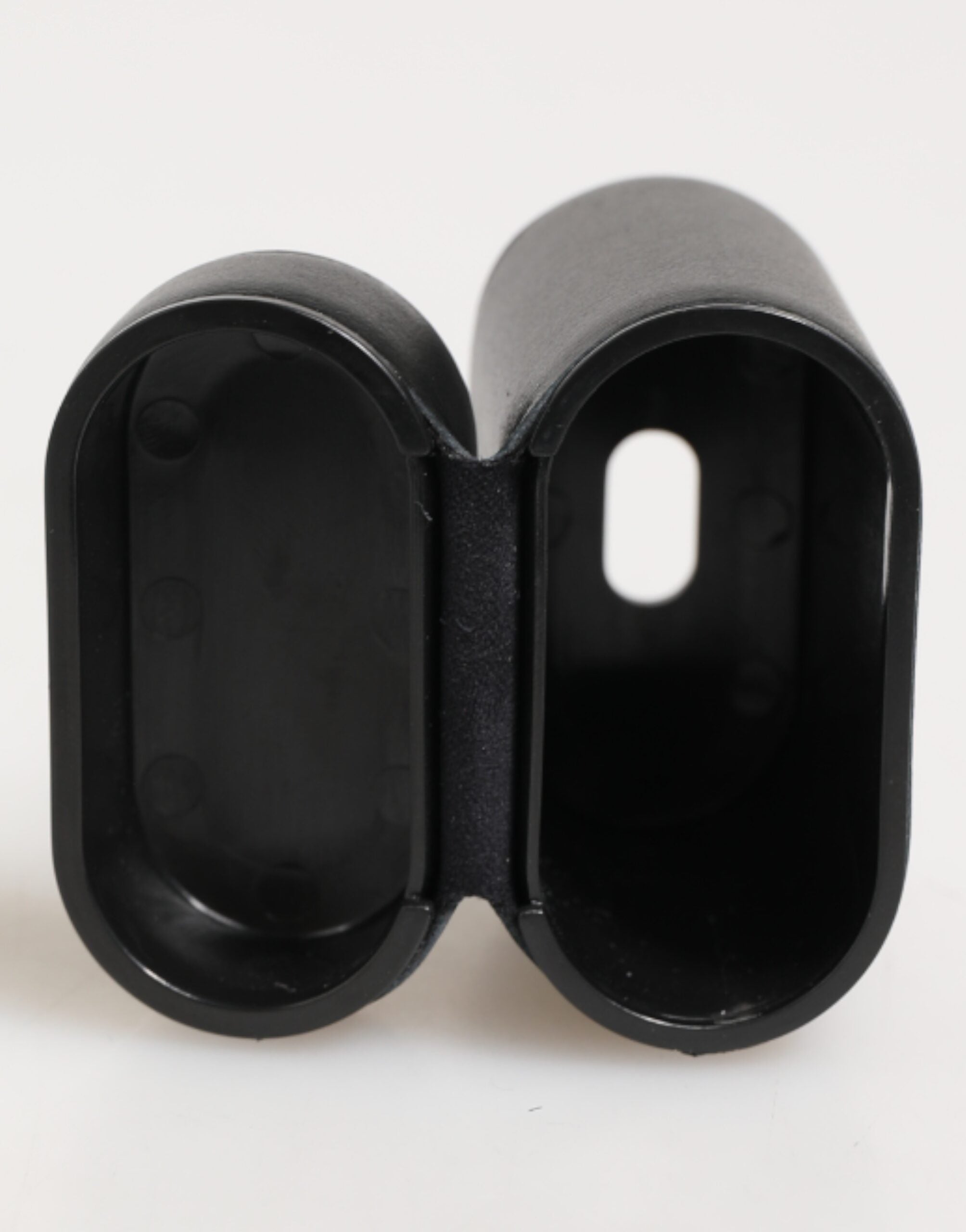 Černé telecí kožené pouzdro s logem a flipovým pouzdrem na Airpods