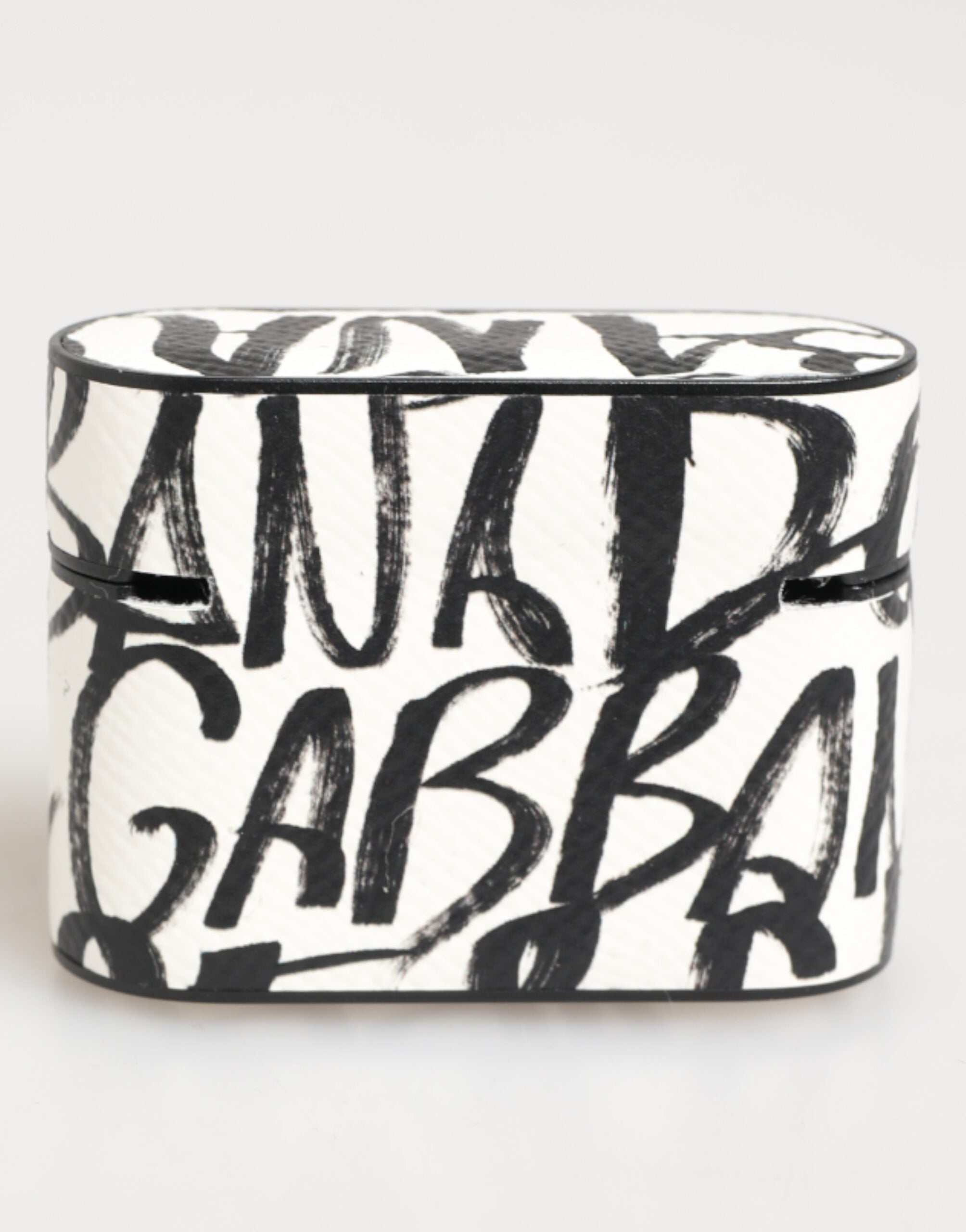 Černobílý kožený držák na Airpods s monogramovým potiskem a logem