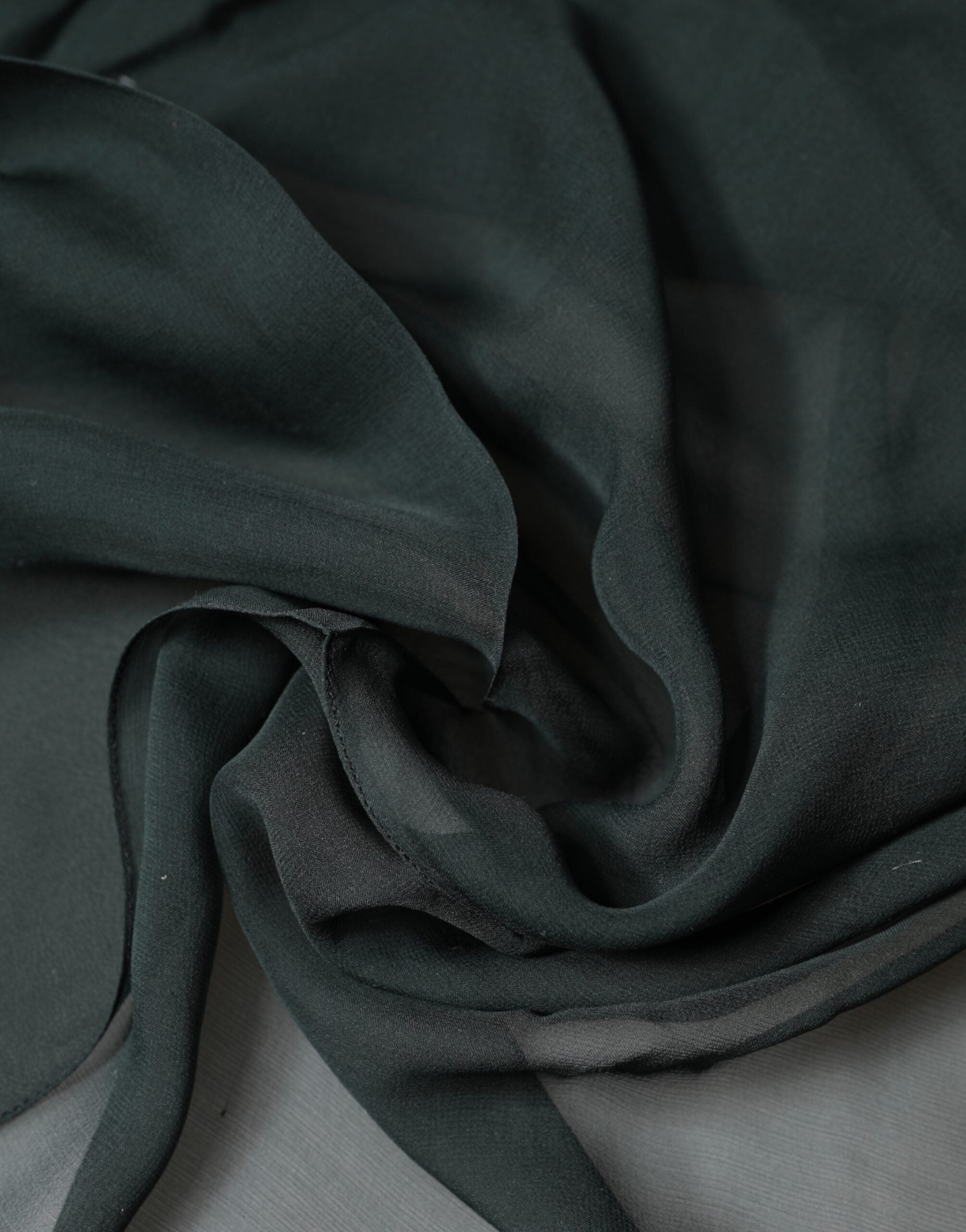 Tmavě zelený hedvábný nákrčník / šátek