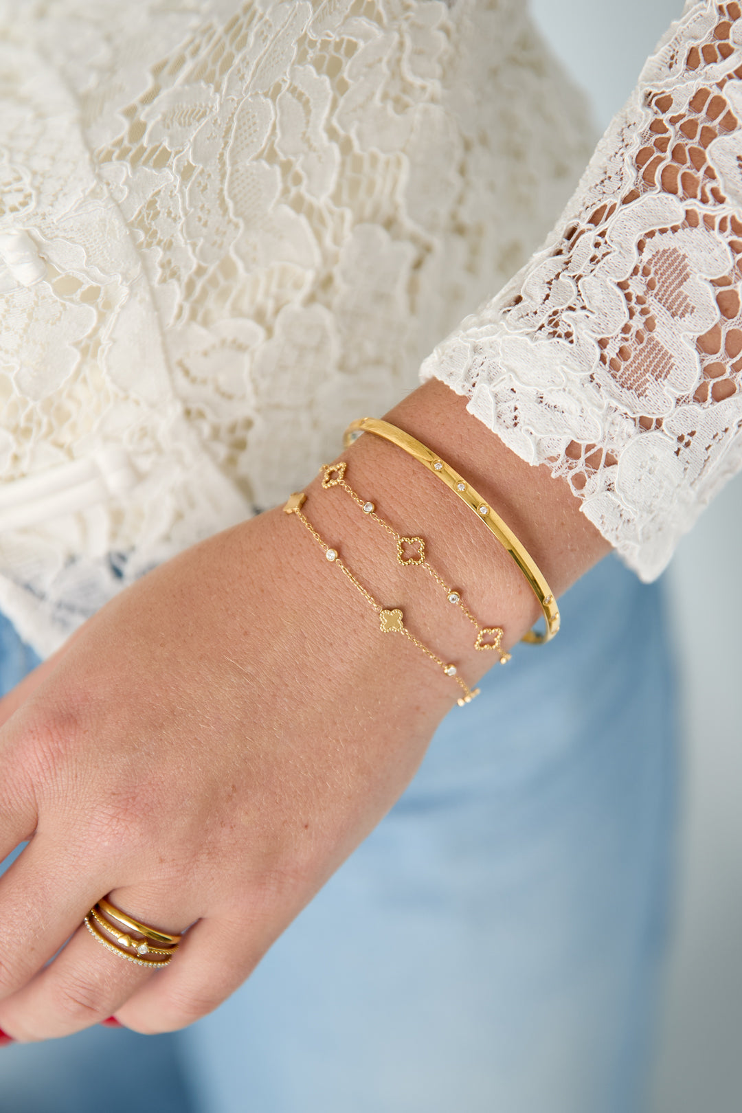 Bracelet with clovers and round cubic zirconia stones