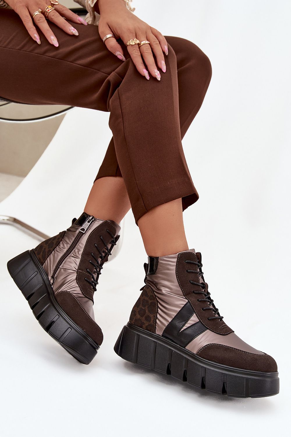 Platform boots model 222521 Step in style