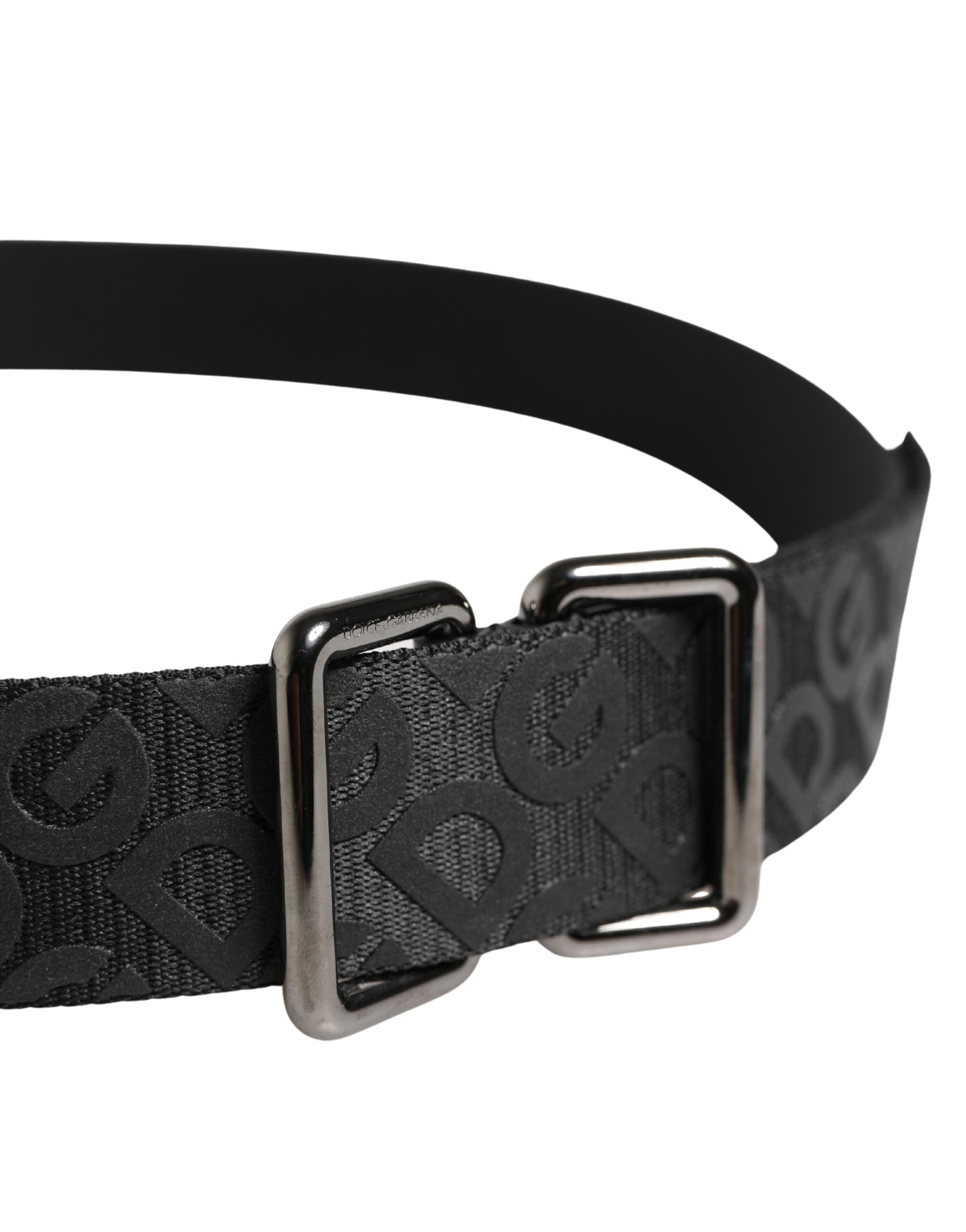 Černý opasek se stříbrnou kovovou přezkou a monogramem s logem