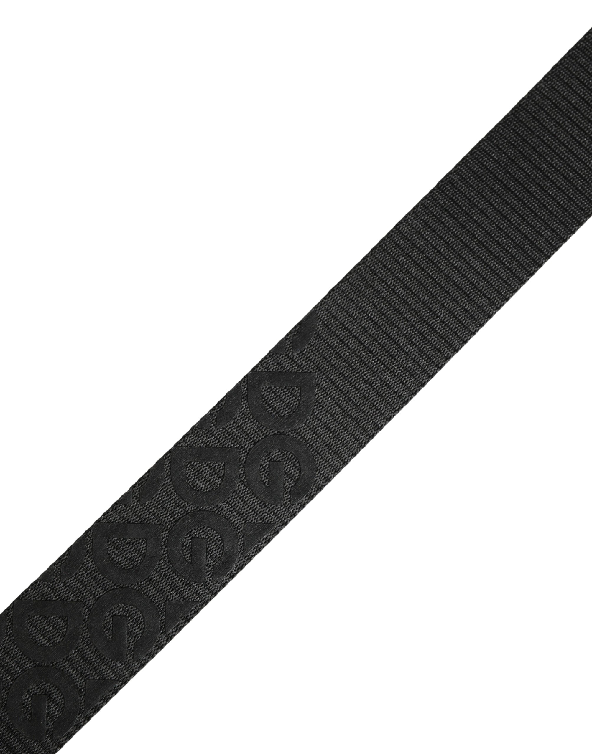 Černý opasek se stříbrnou kovovou přezkou a monogramem s logem