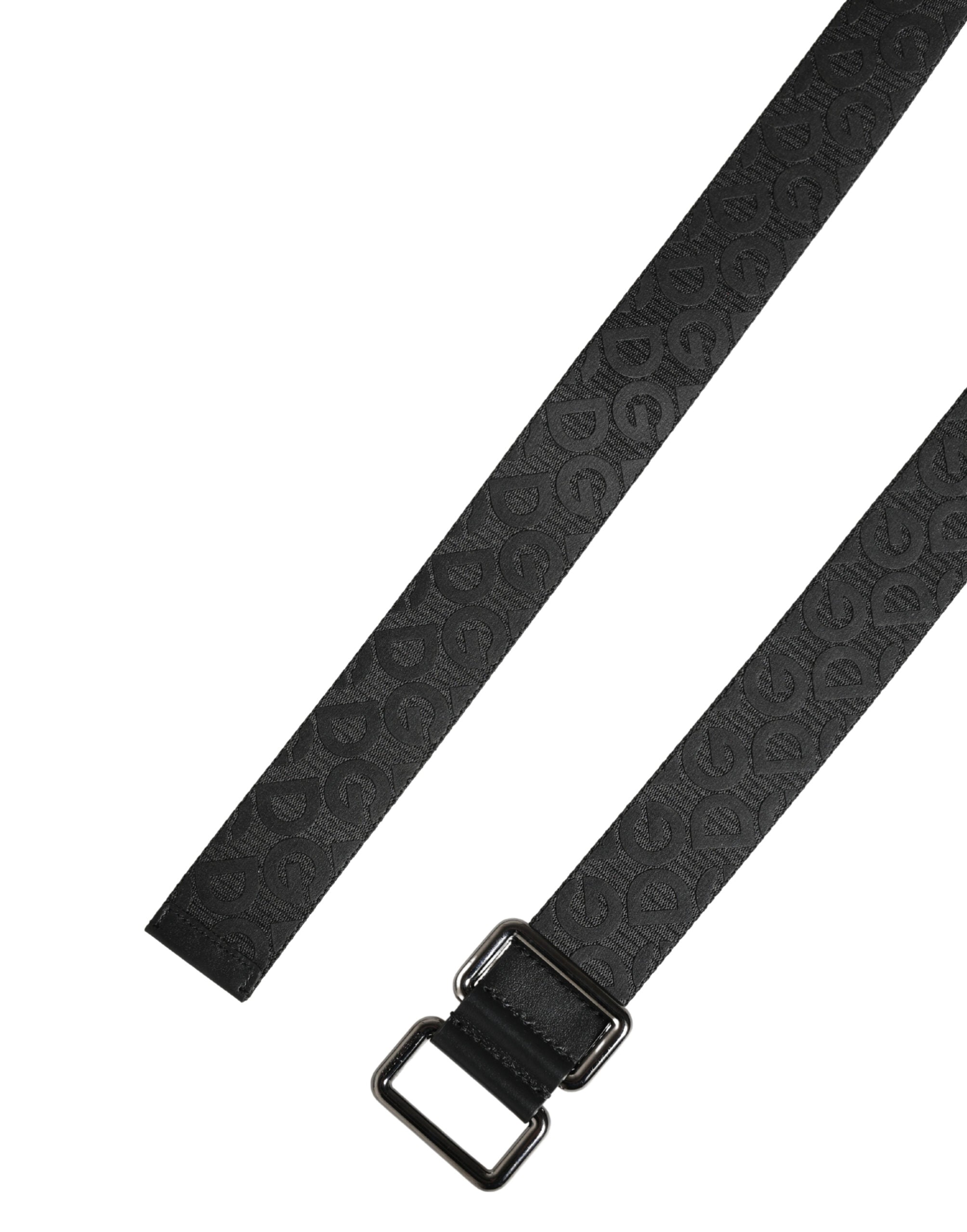 Černý opasek se stříbrnou kovovou přezkou a monogramem s logem