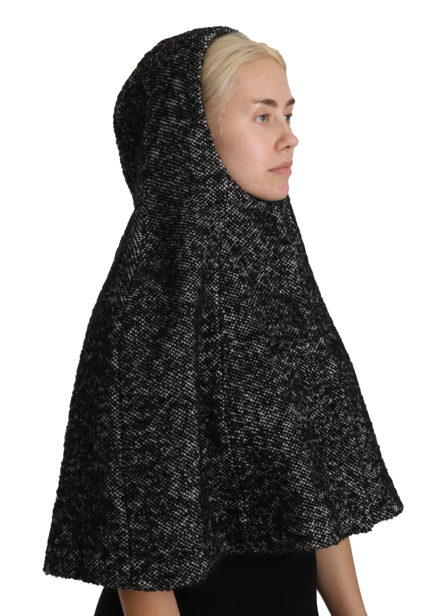 Šedý vlněný kaftan z tweetu