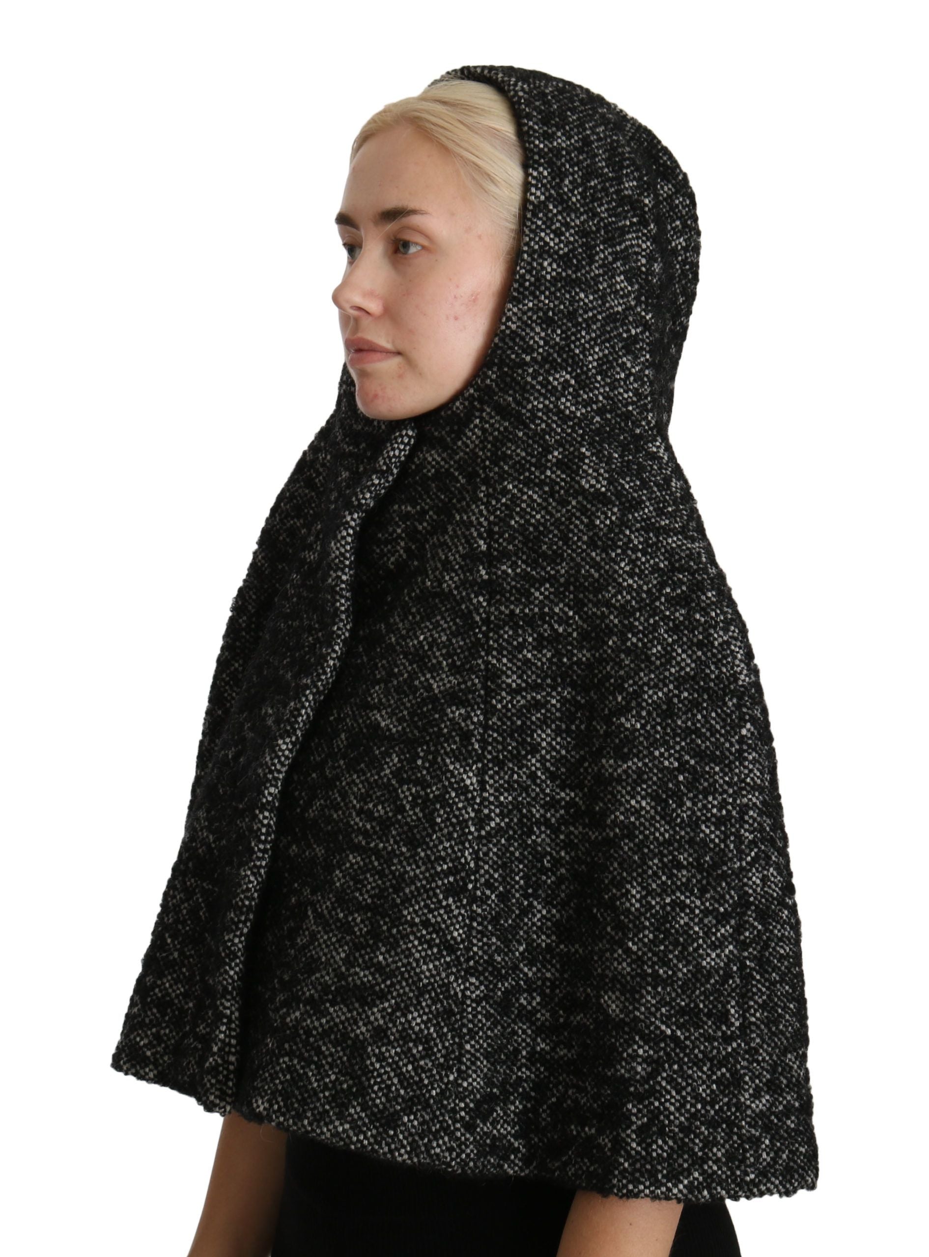 Šedý vlněný kaftan z tweetu