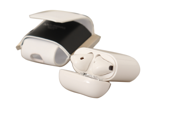 Bílý černý kožený řemínek, stříbrný kovový obal s logem pro Airpods