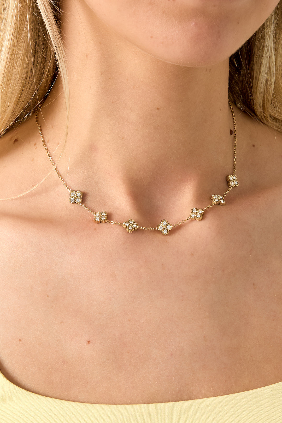 Necklace with zirconia-set clovers