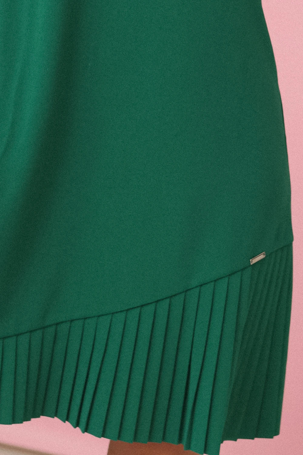 KARINE – trapezoidal dress with asymmetrical pleat – Green