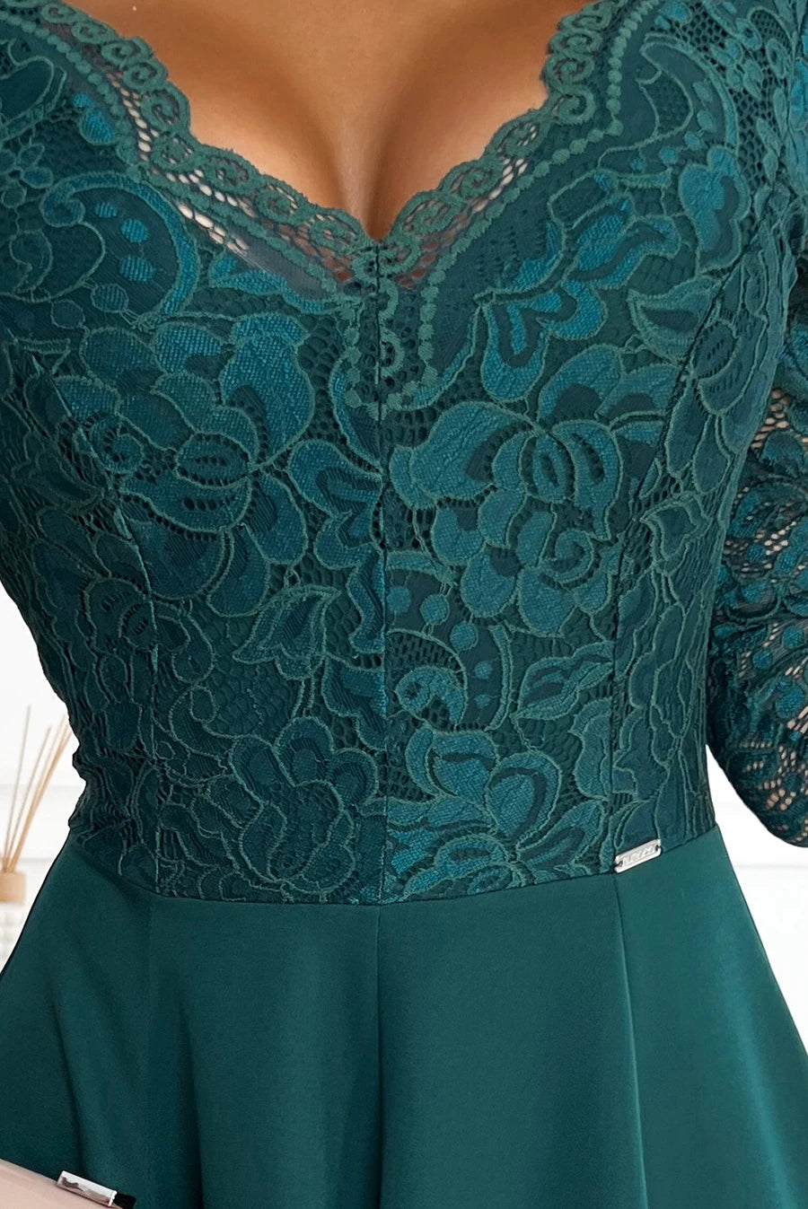 AMBER elegant lace long dress with a neckline – Green