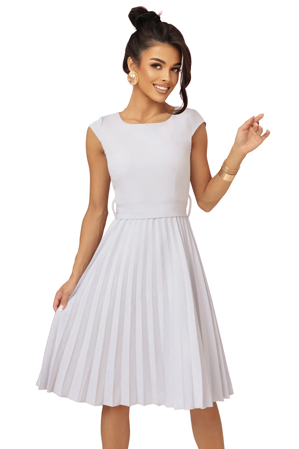 LILA Pleated dress with short sleeves and belt – Gray