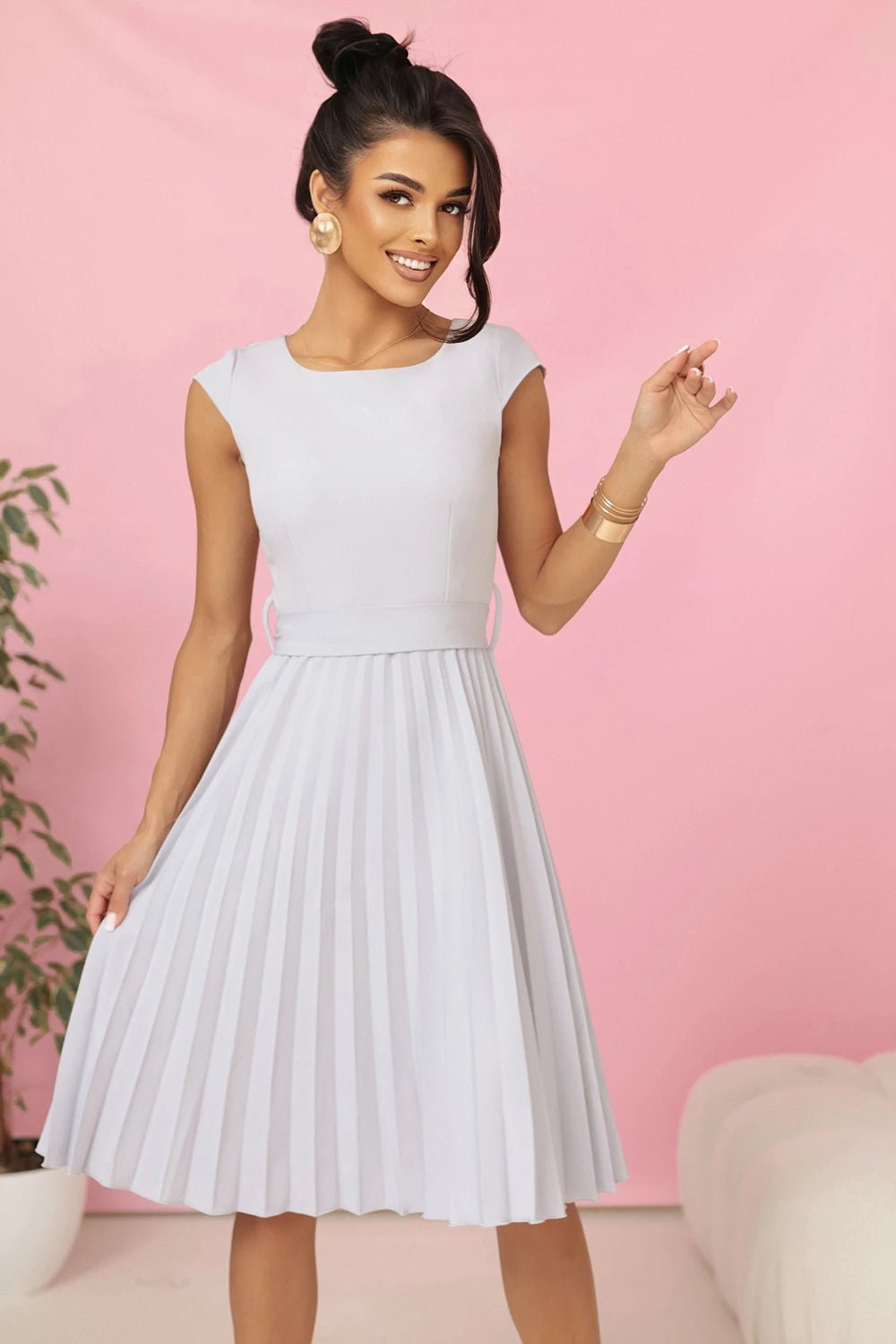 LILA Pleated dress with short sleeves and belt – Gray