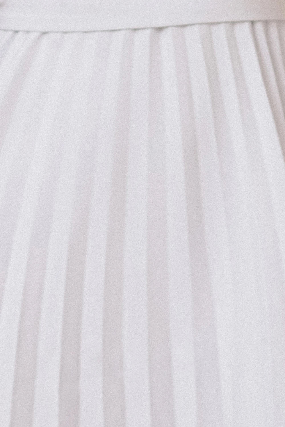 LILA Pleated dress with short sleeves and belt – Gray