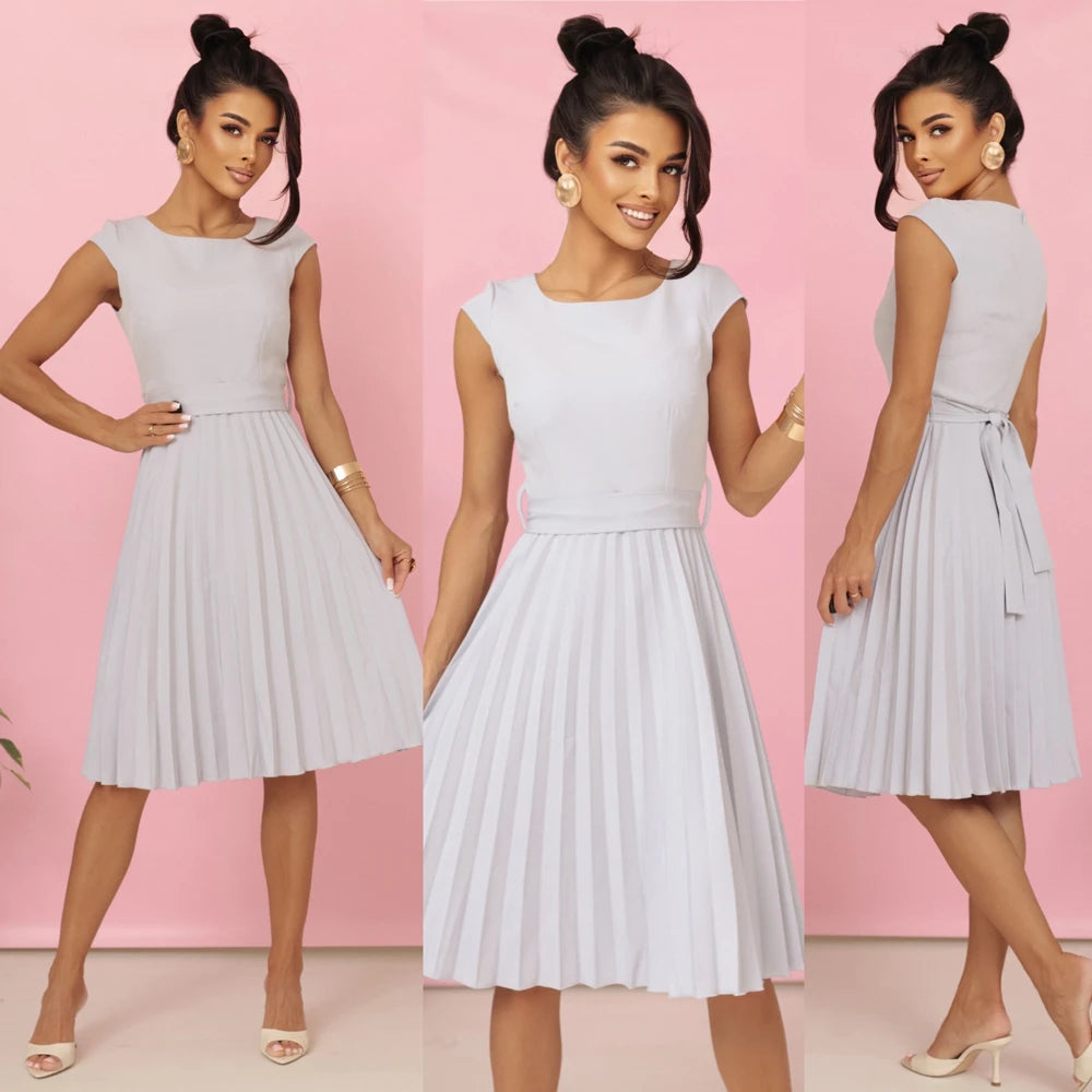 LILA Pleated dress with short sleeves and belt – Gray