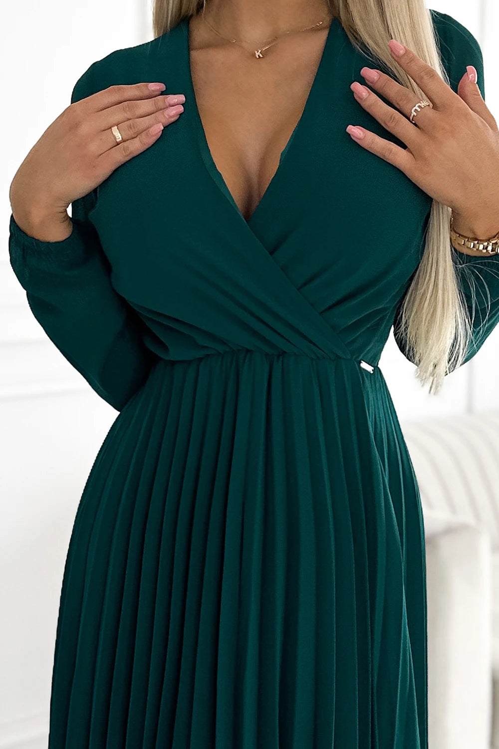 ISABELLE Pleated chiffon dress with a neckline – Green