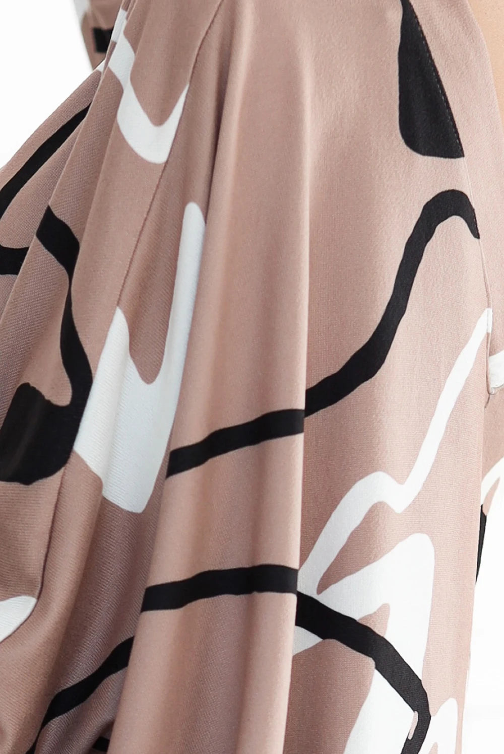 Batwing sleeveless comfortable dress with a neckline – Beige With A Black And White Pattern