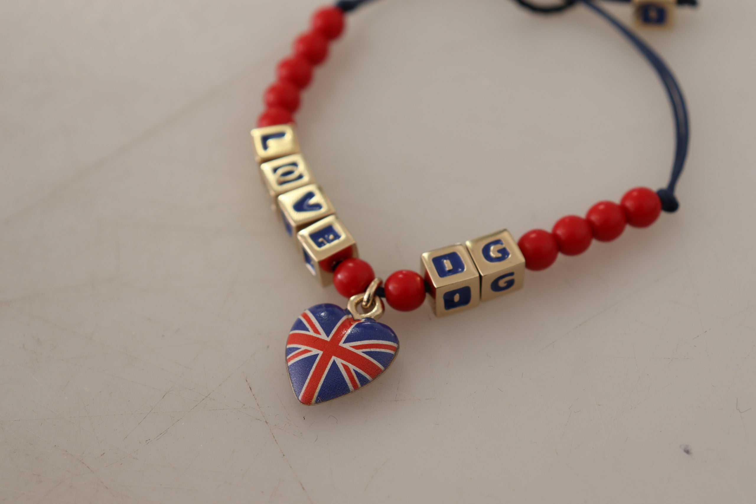Červenomodrý korálkový náramek s vlajkou DG LOVES LONDON