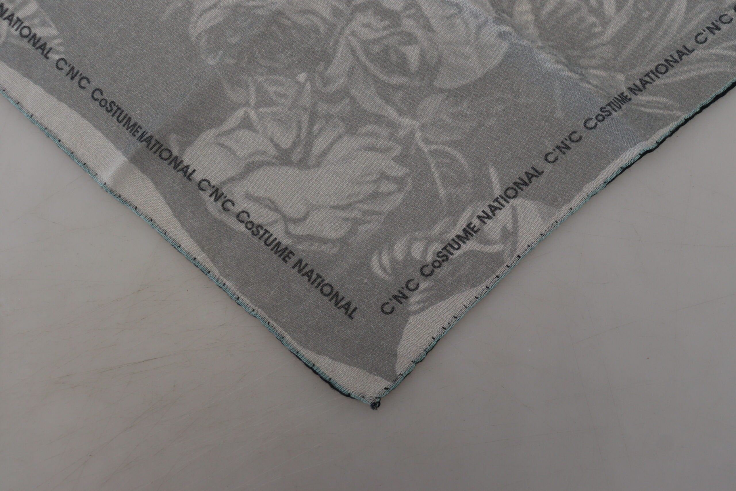 Šedý potisk šálu Foulard se značkou