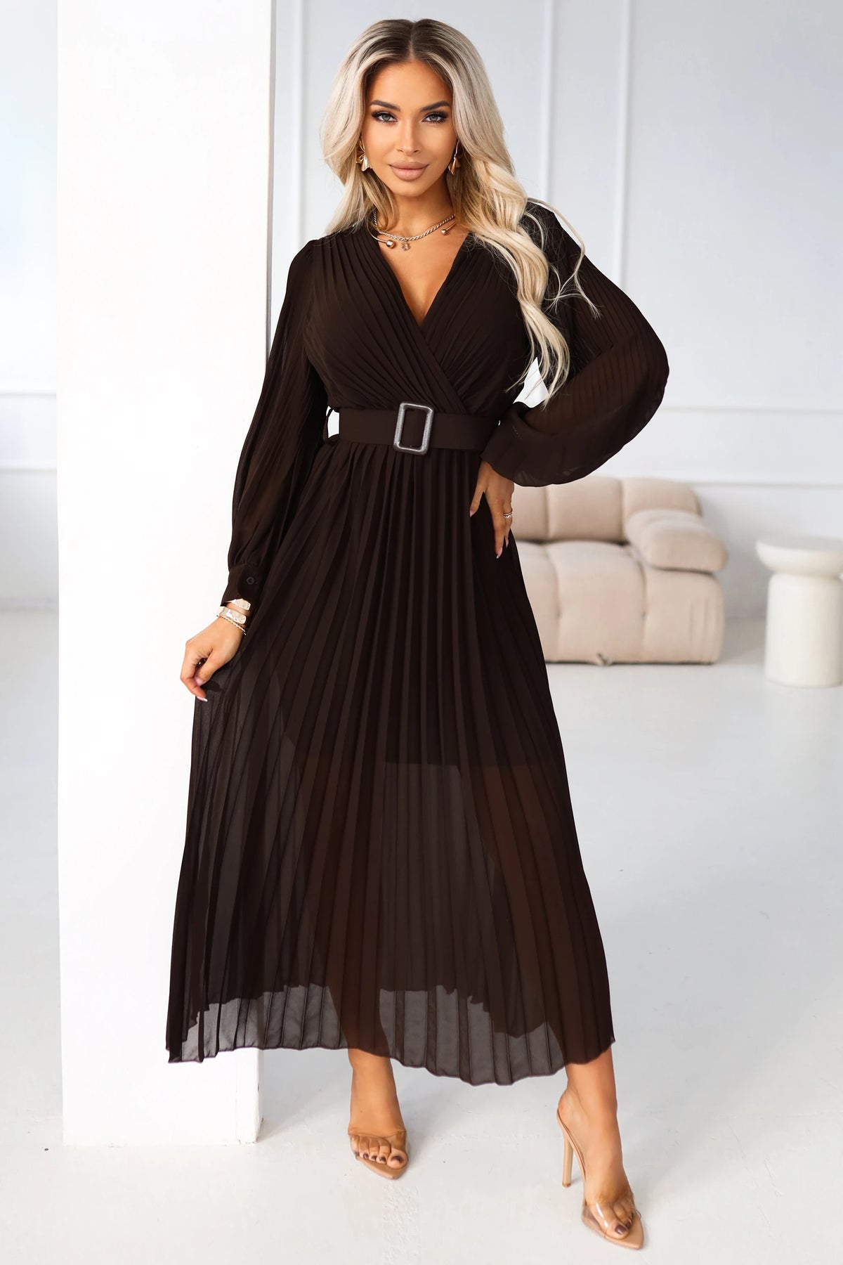 KLARA elegant pleated midi dress with a belt and neckline – Chocolate