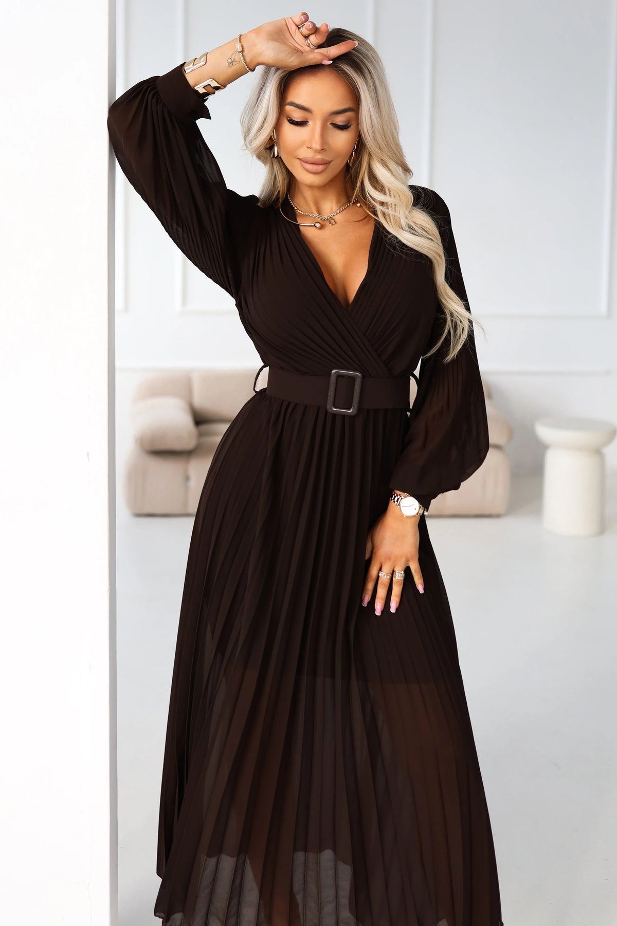 KLARA elegant pleated midi dress with a belt and neckline – Chocolate