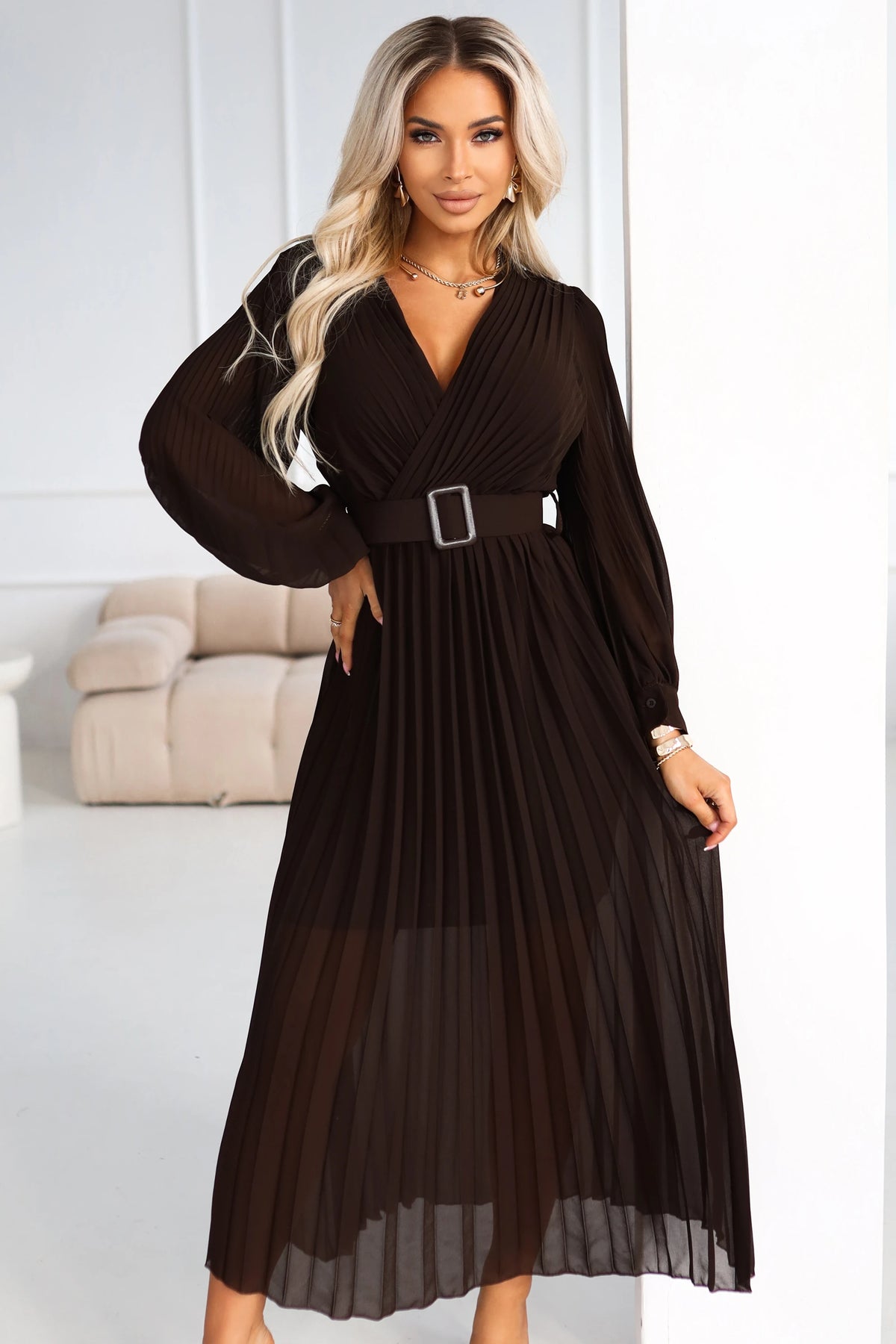 KLARA elegant pleated midi dress with a belt and neckline – Chocolate