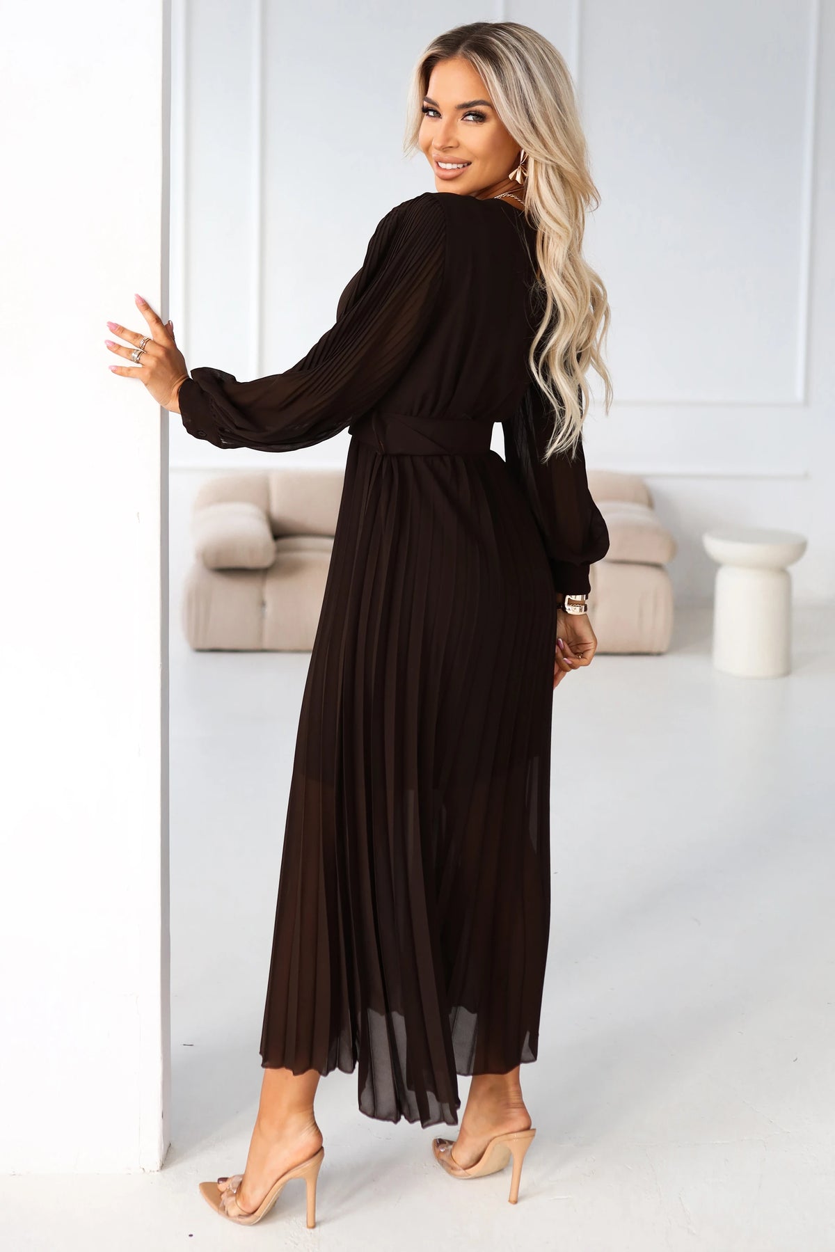 KLARA elegant pleated midi dress with a belt and neckline – Chocolate