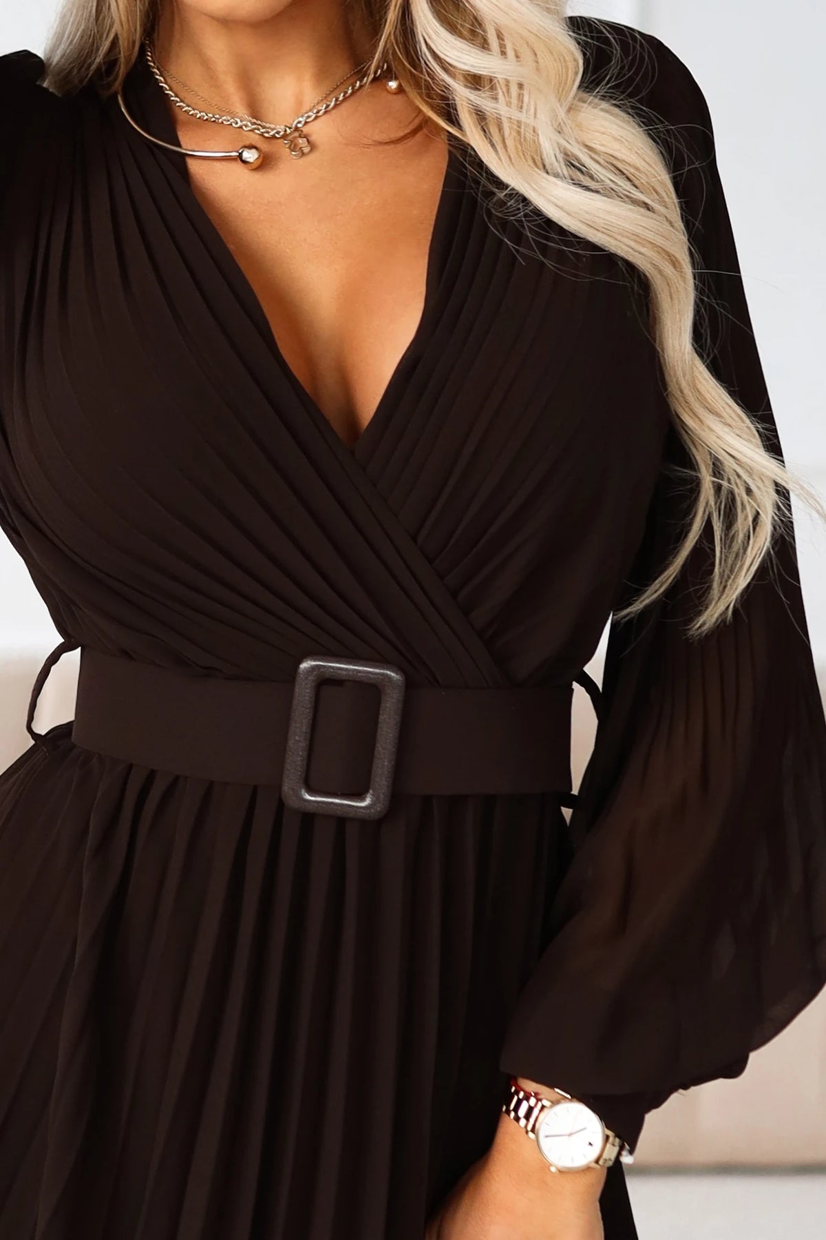 KLARA elegant pleated midi dress with a belt and neckline – Chocolate