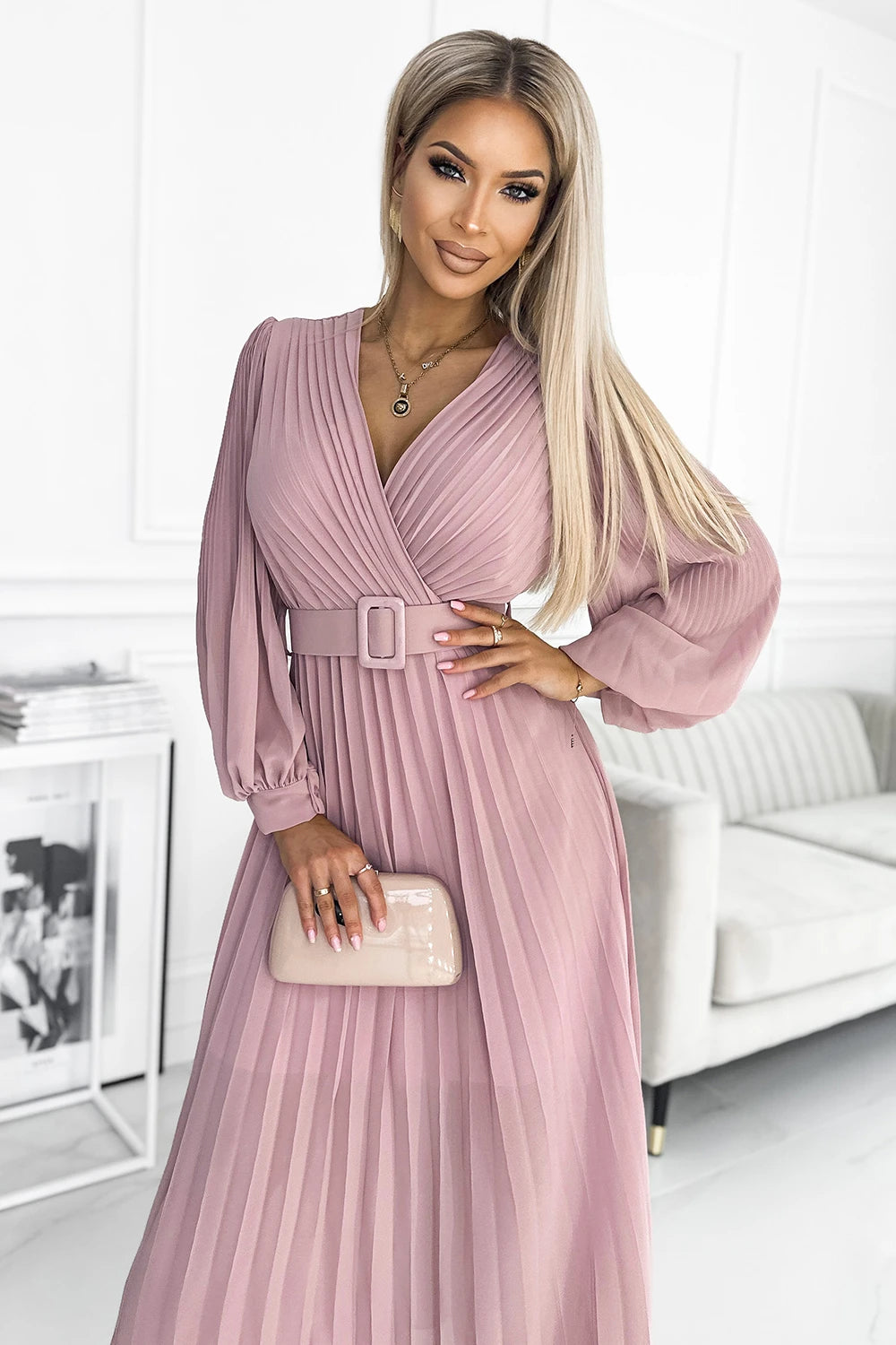 KLARA pleated dress with a belt and a neckline – Powder Pink