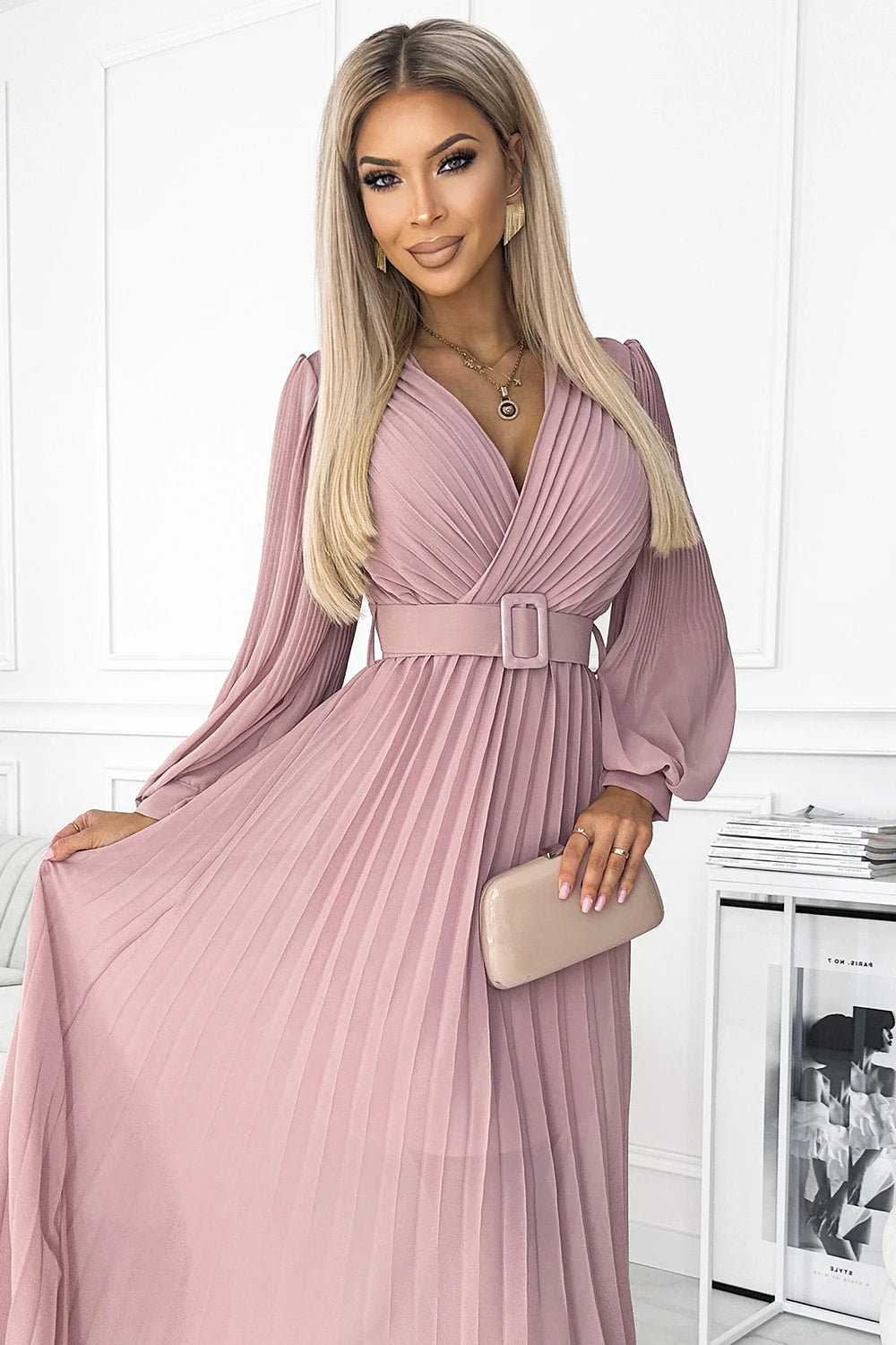 KLARA pleated dress with a belt and a neckline – Powder Pink