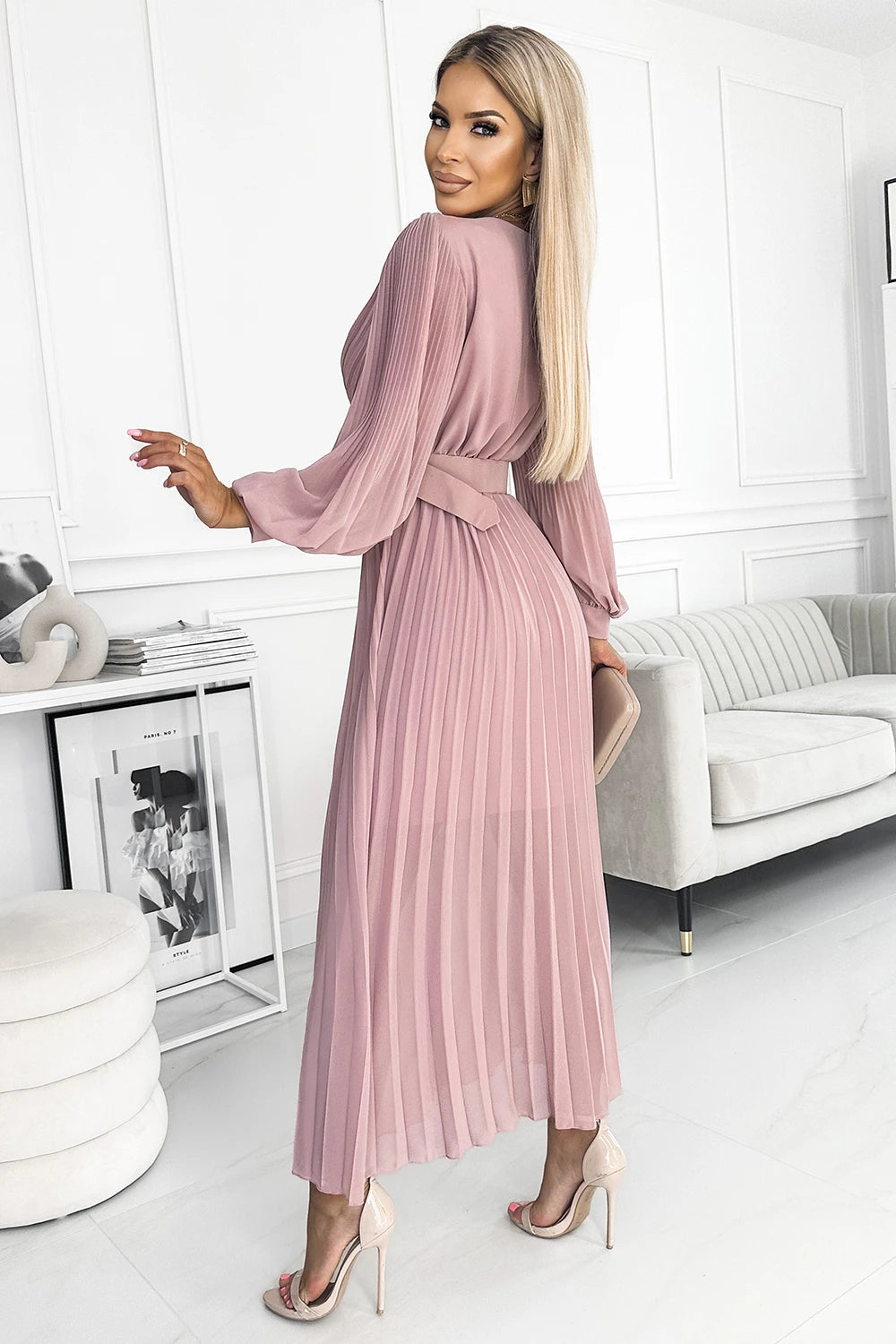 KLARA pleated dress with a belt and a neckline – Powder Pink