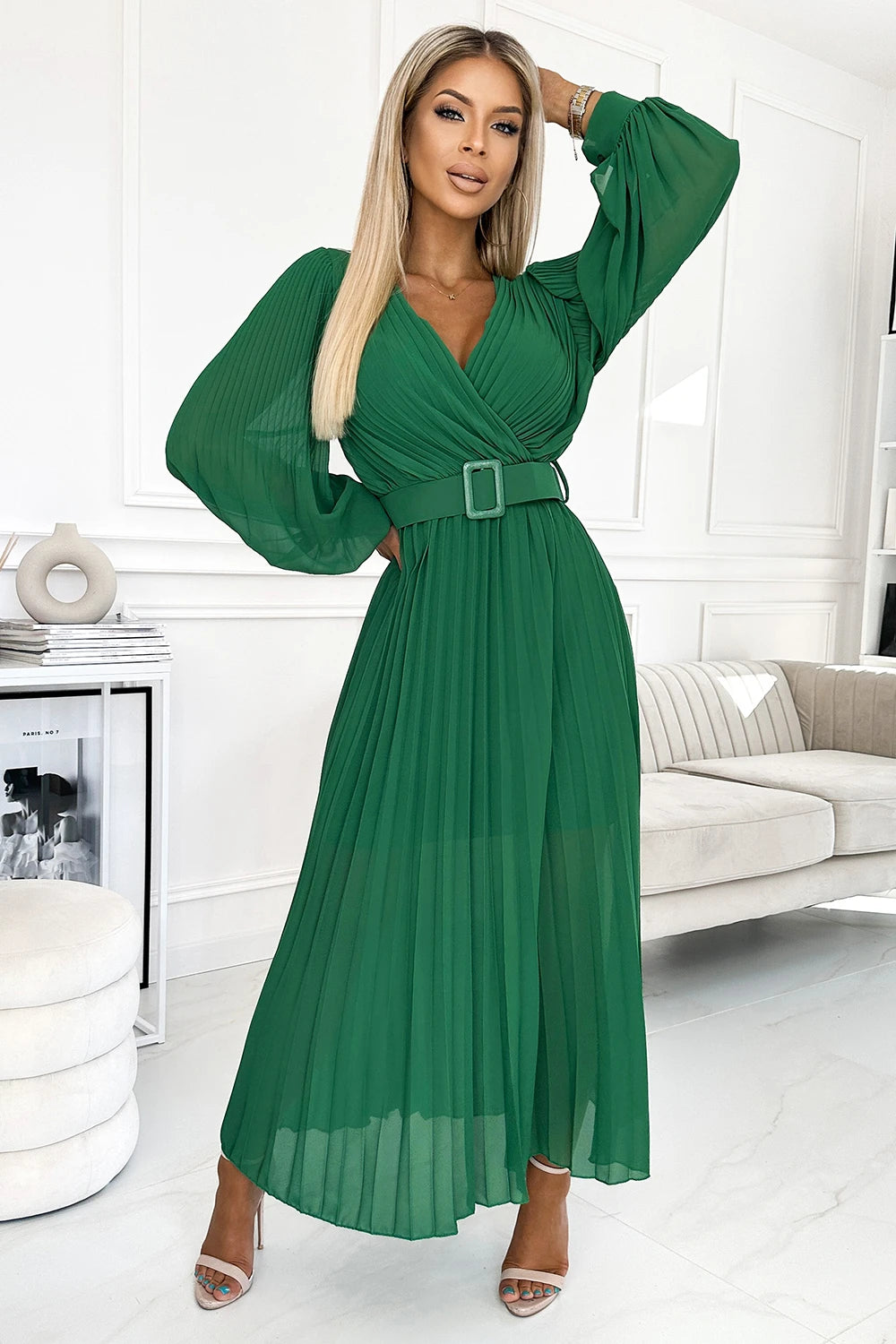 KLARA pleated dress with a belt and a neckline – Green