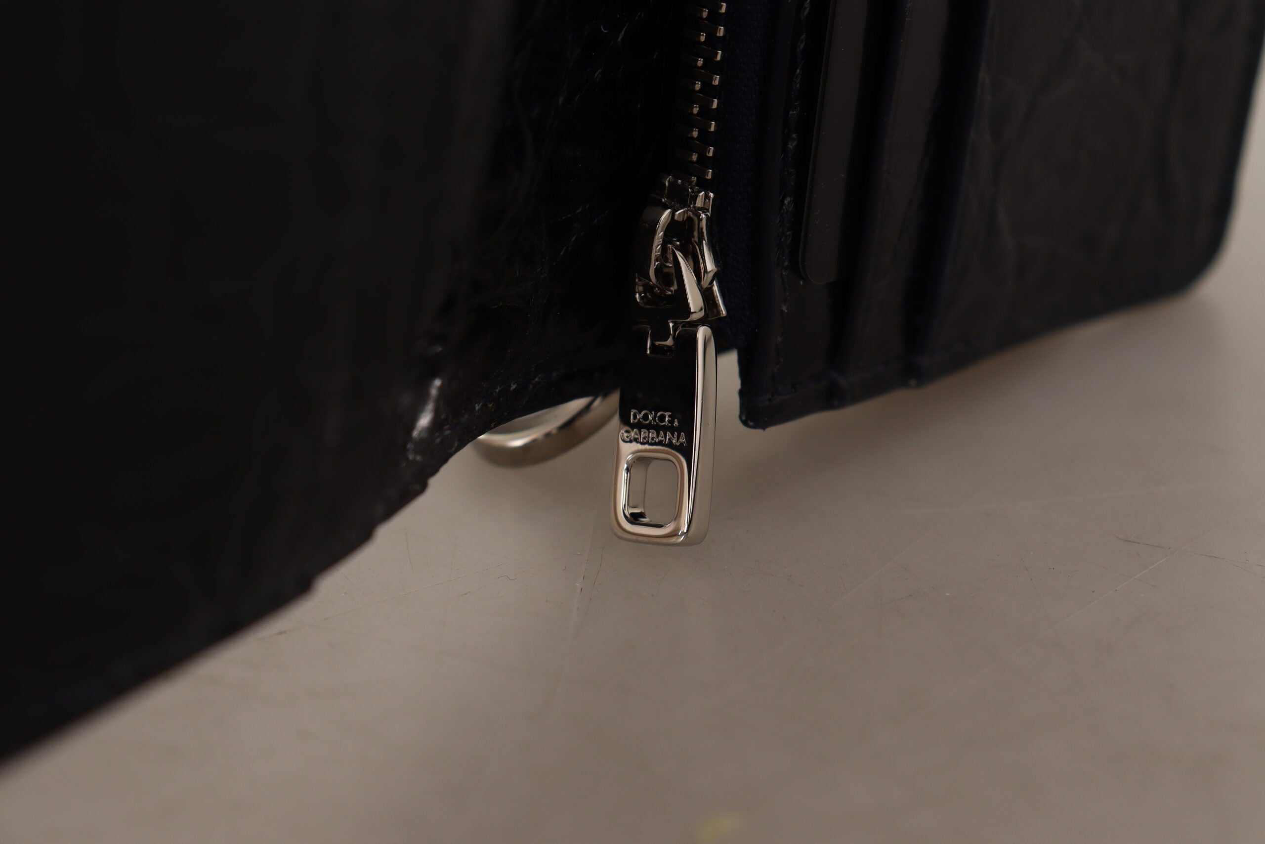 Kožená peněženka Caiman s modrým a bílým řemínkem a pouzdrem na karty