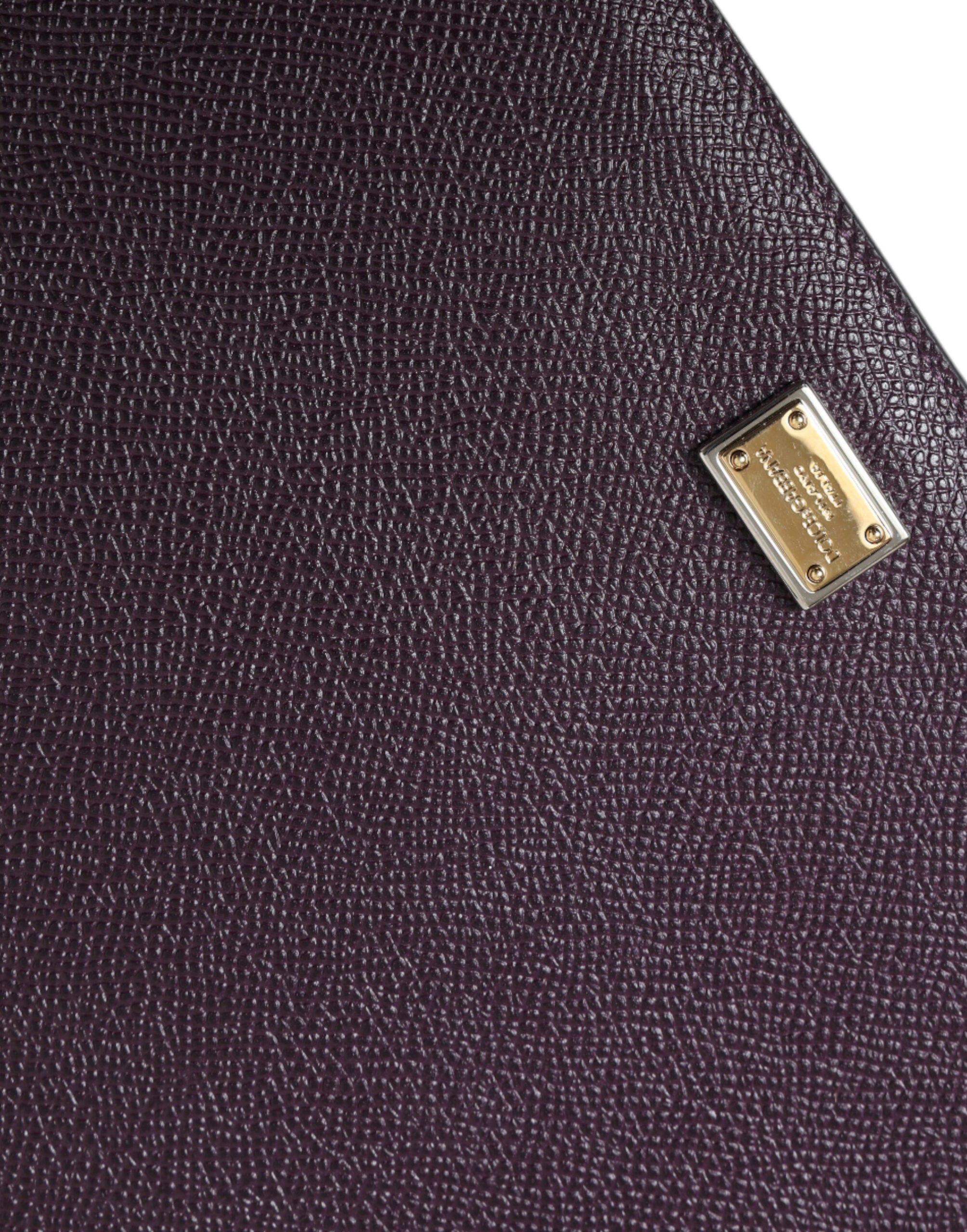 Tmavě hnědý kožený kryt s logem a pouzdrem na tablet