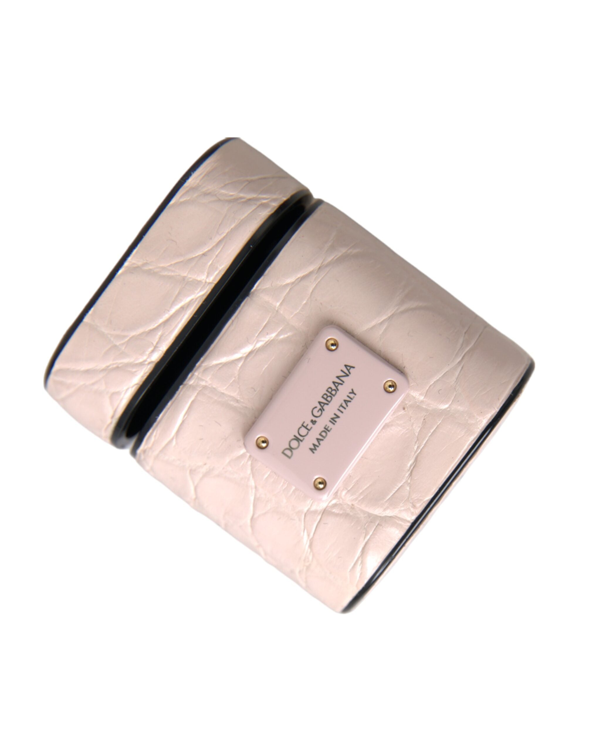 Světle růžové kožené pouzdro s kovovým logem na Airpods